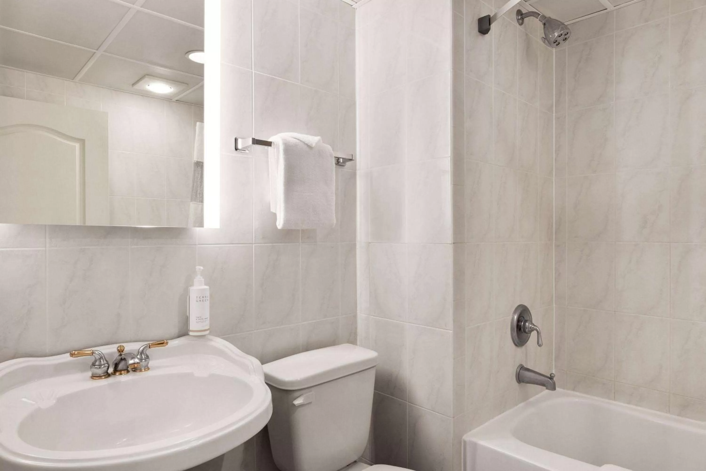 TV and multimedia in Days Inn by Wyndham Ocean City Oceanfront