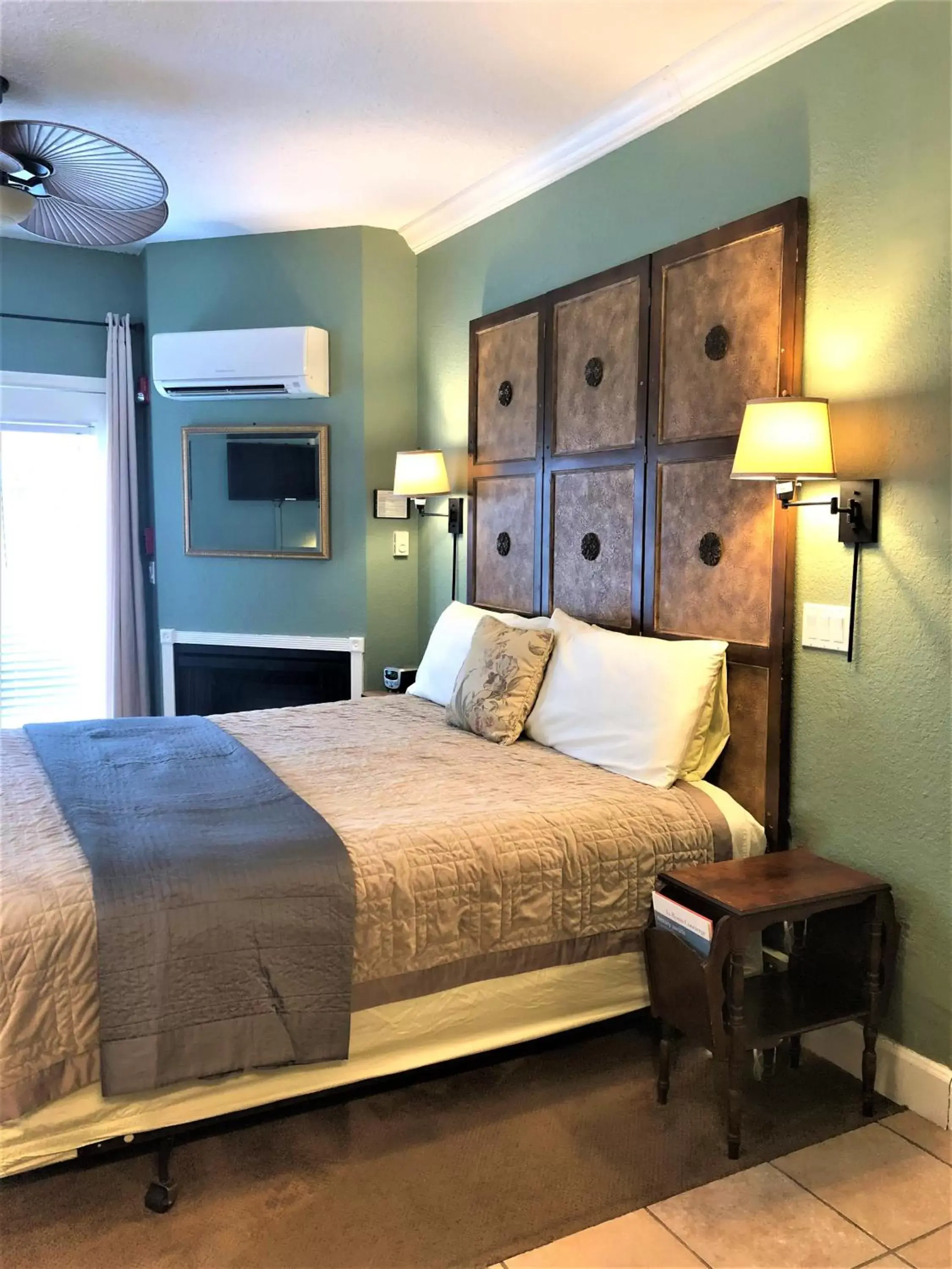 King Room with Spa Bath - Victorian House in Casa De Solana Bed and Breakfast King Room with Spa Bath - Victorian House in Casa De Solana Bed and Breakfast