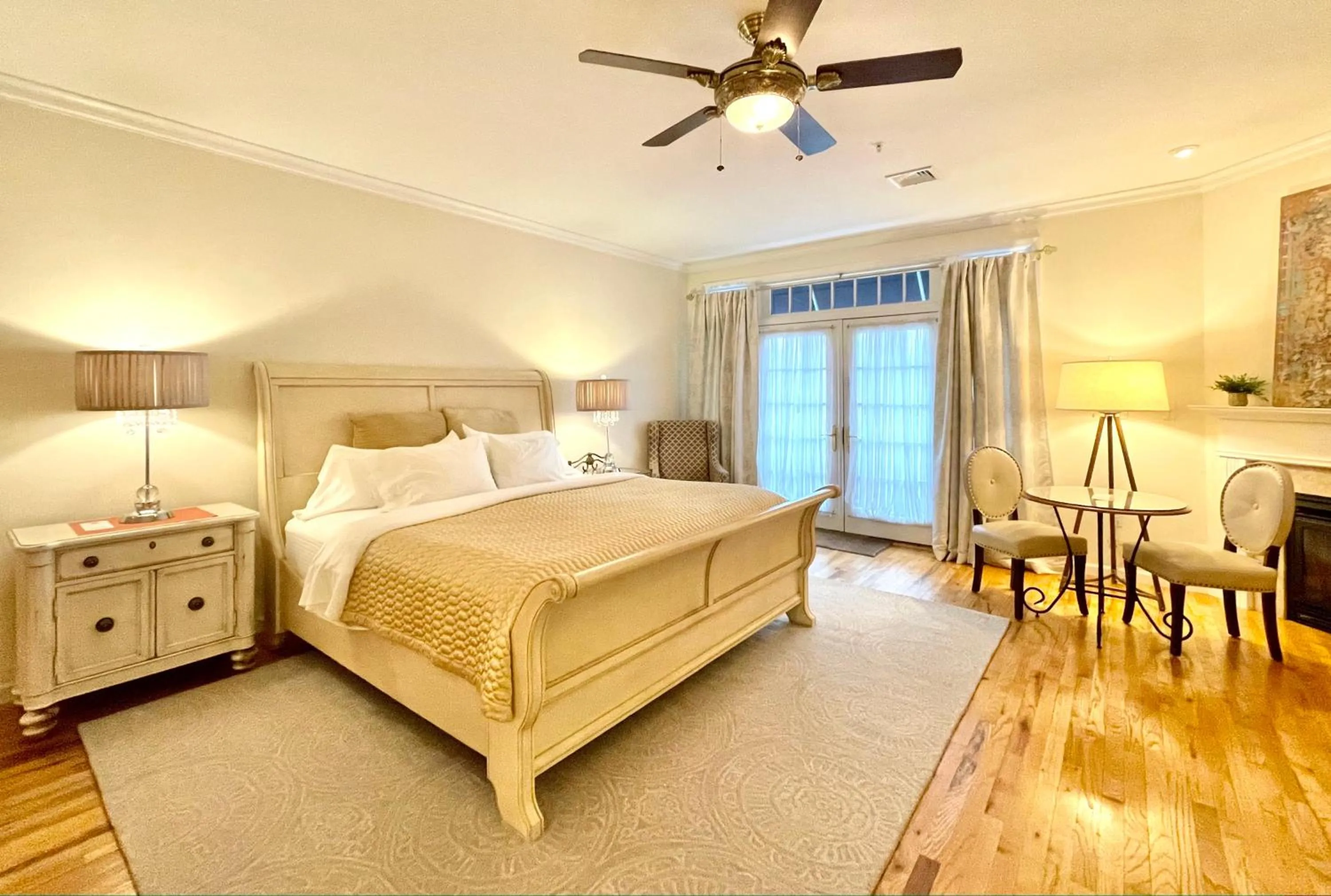 Bed in Inn on Main Hotel