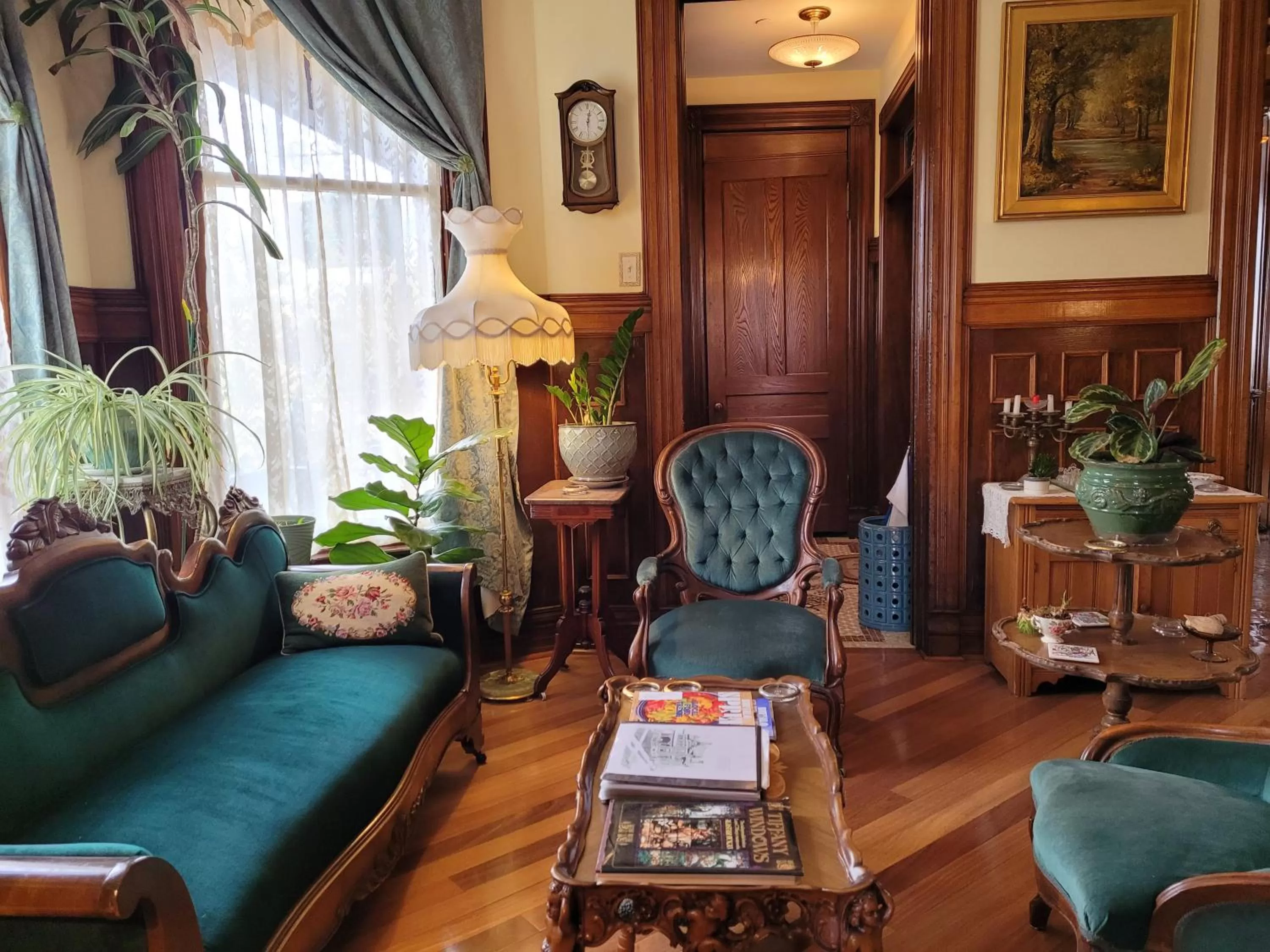 Living room, Seating Area in Buffalo Harmony House