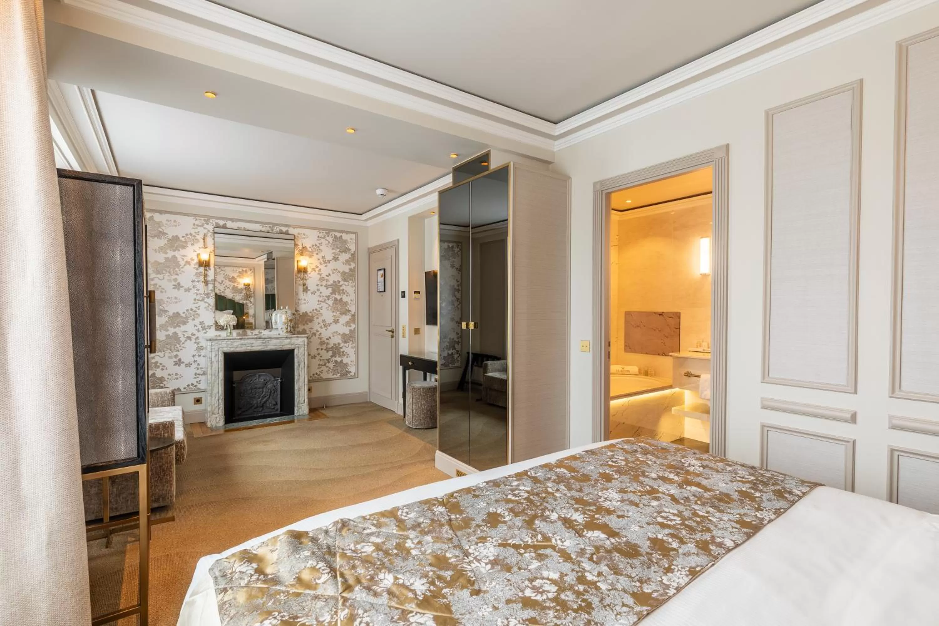 Living room, Bed in Manolita Paris