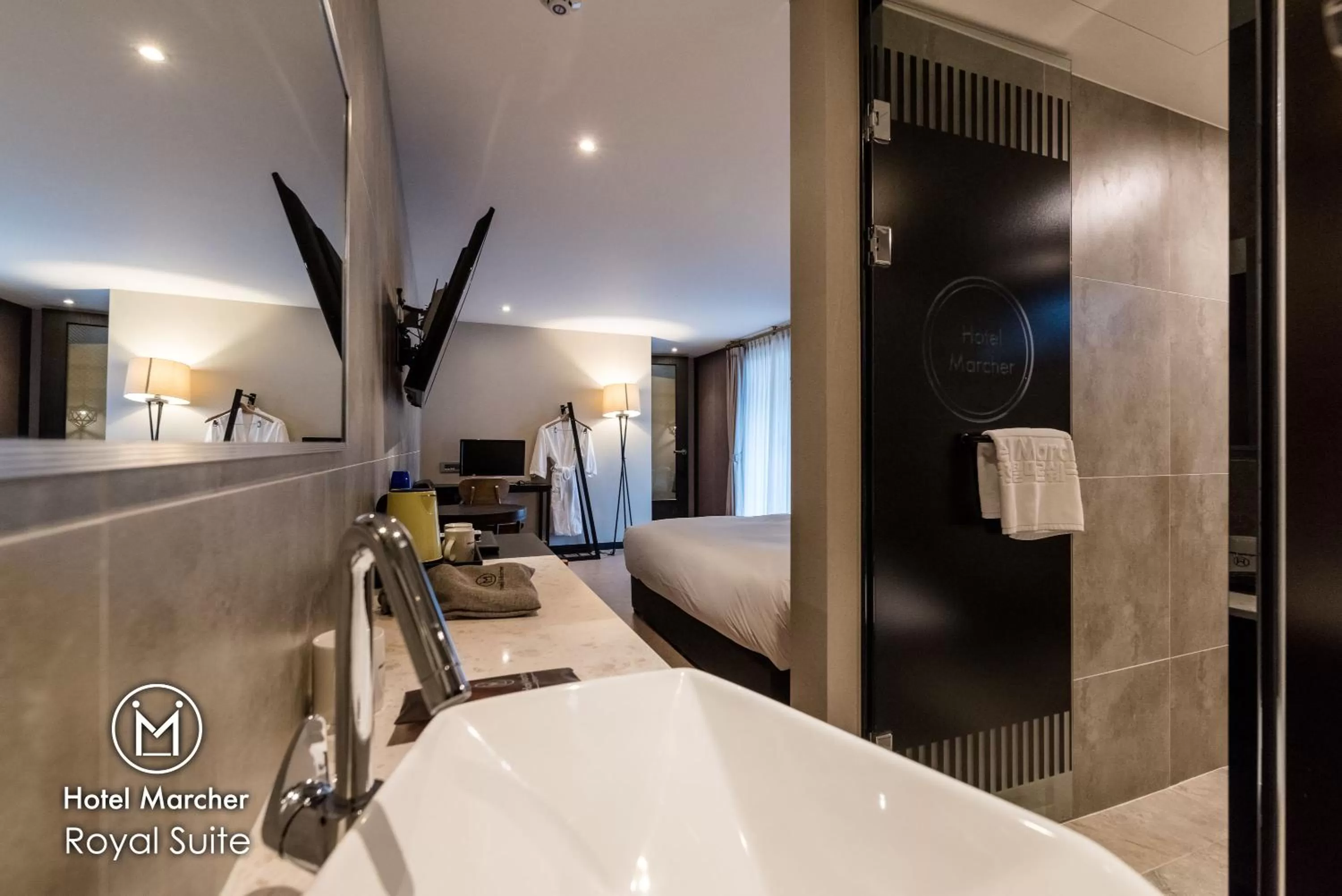 Bathroom, Bed in Hotel Marcher