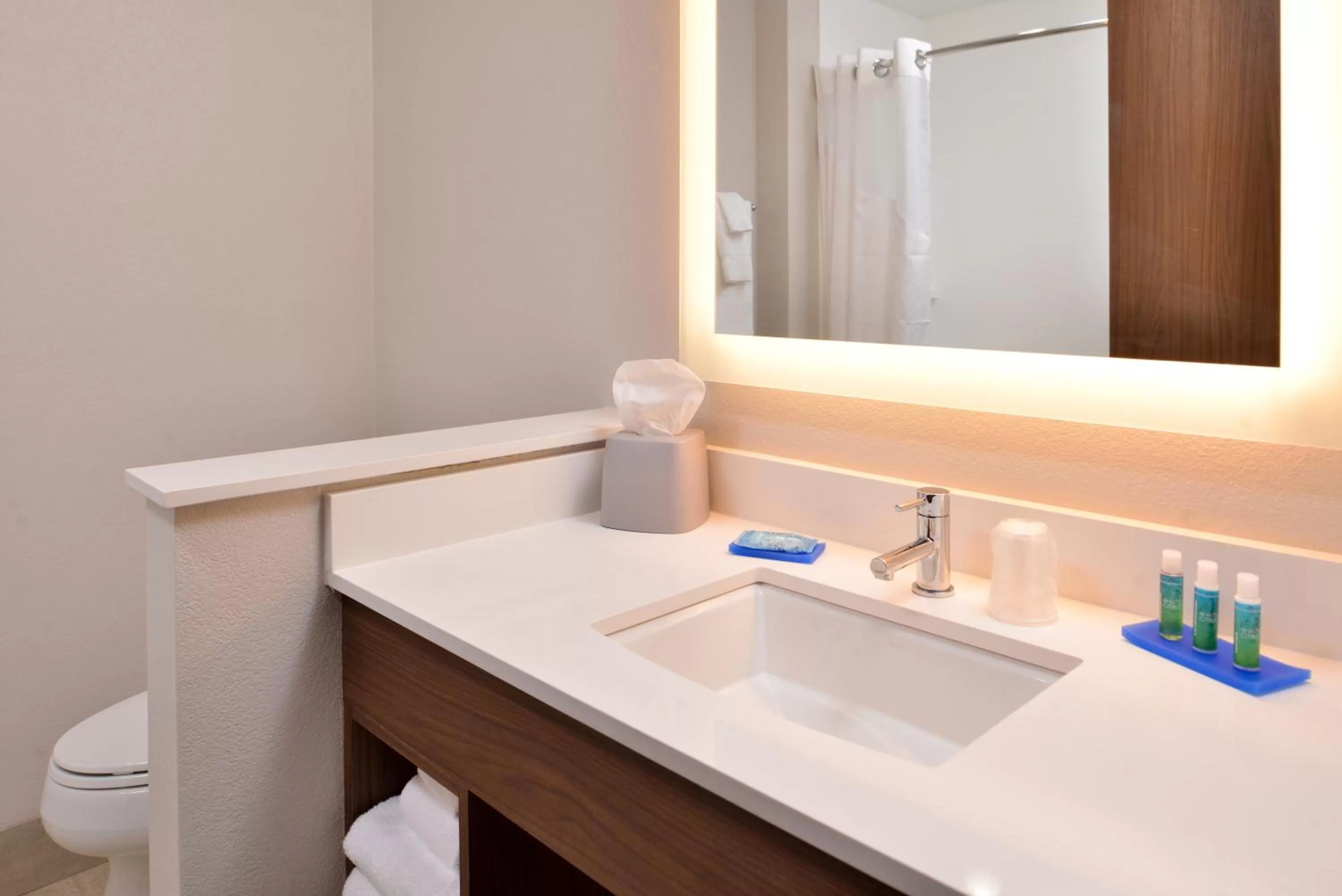 Photo of the whole room in Holiday Inn Express - Early by IHG