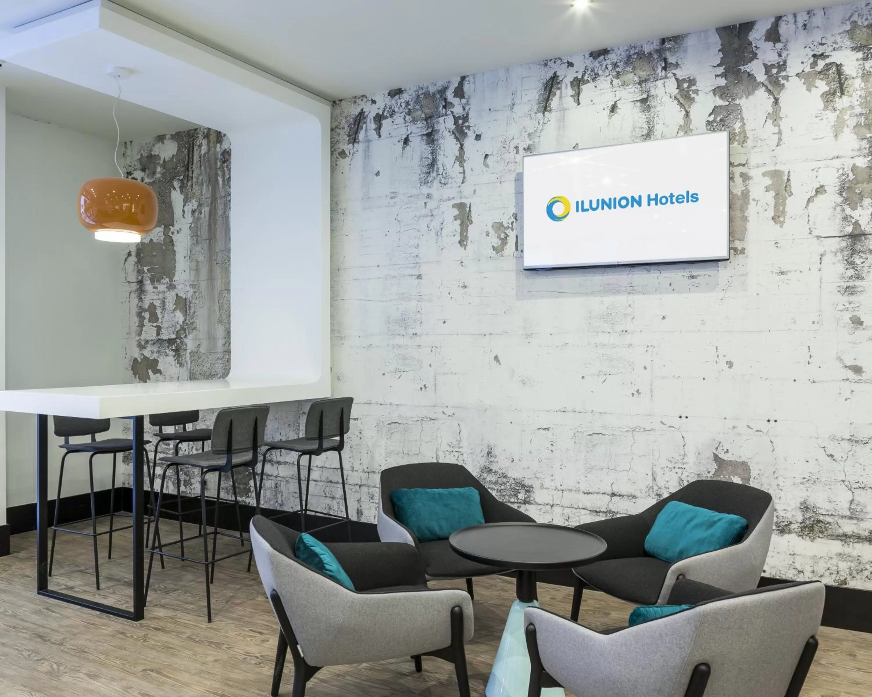 Communal lounge/ TV room in Hotel Ilunion Bilbao