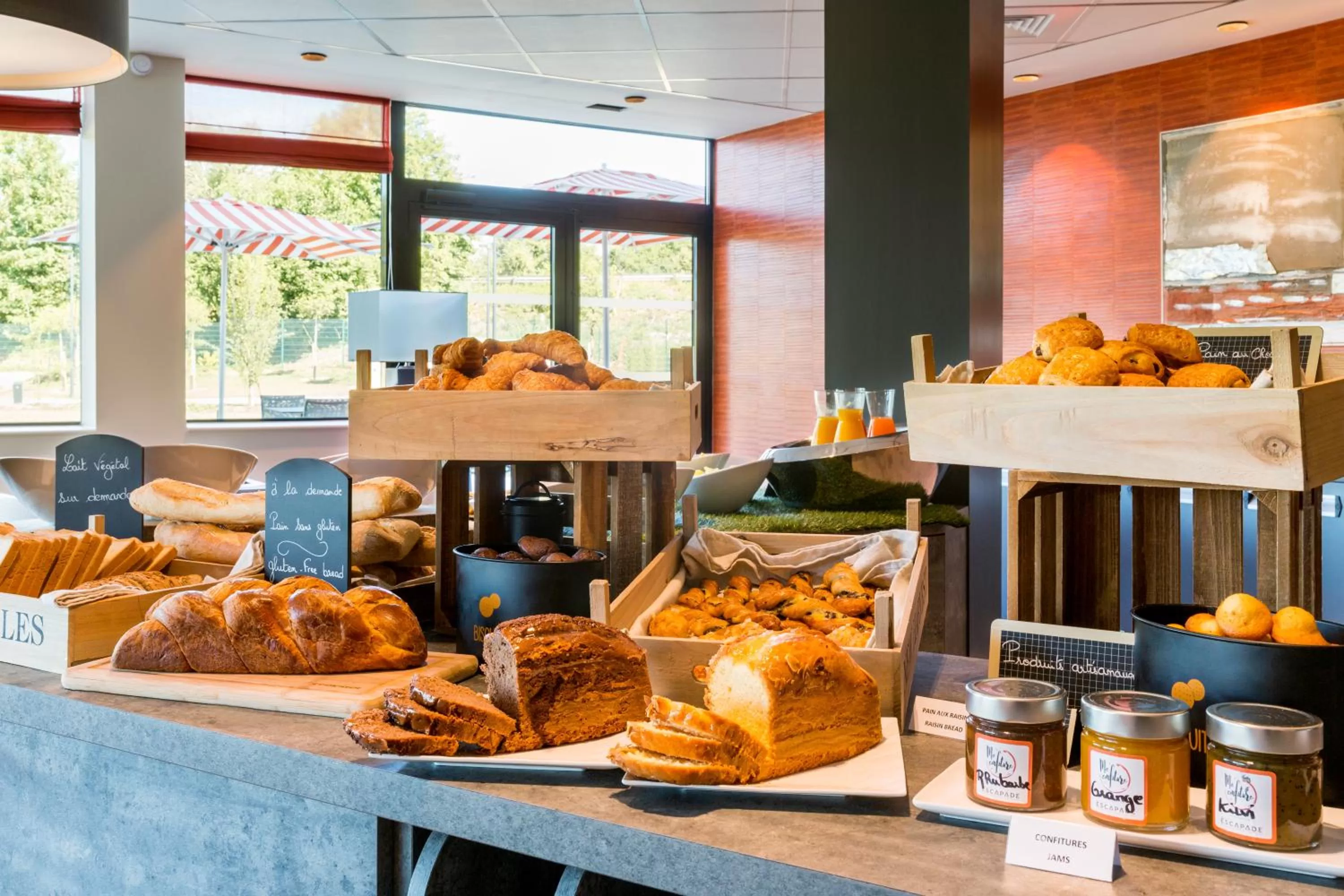 Buffet breakfast in Best Western Plus Hôtel Escapade Senlis