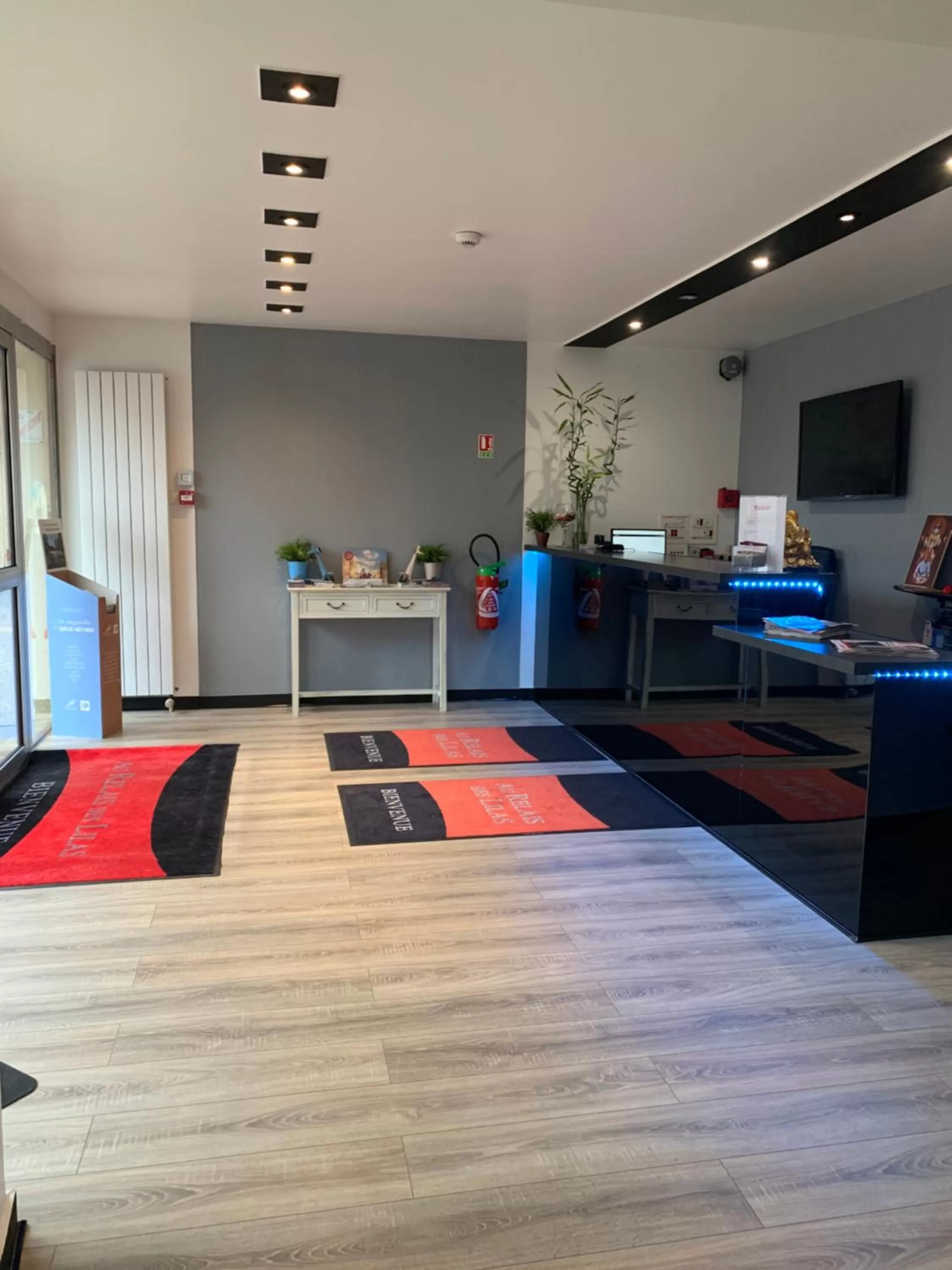 Lobby or reception in Hôtel Au Relais des Lilas