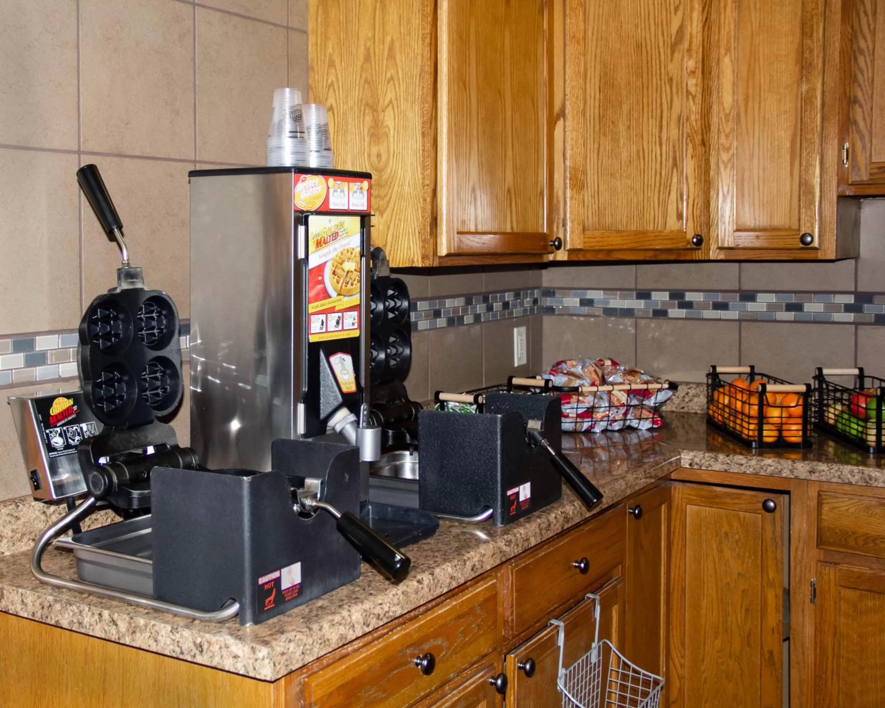 Food and drinks in New Victorian Inn & Suites-Norfolk