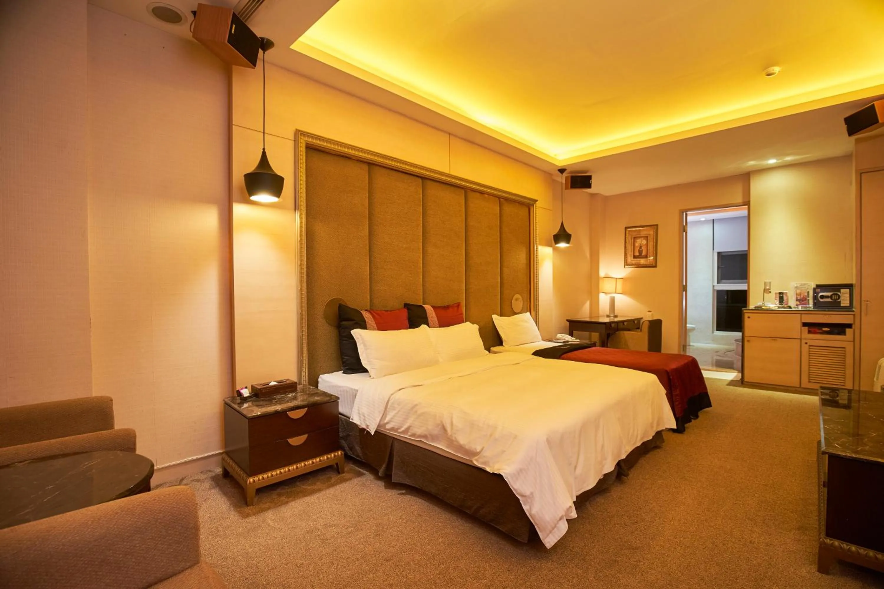 Photo of the whole room, Bed in Dongfeng Motel