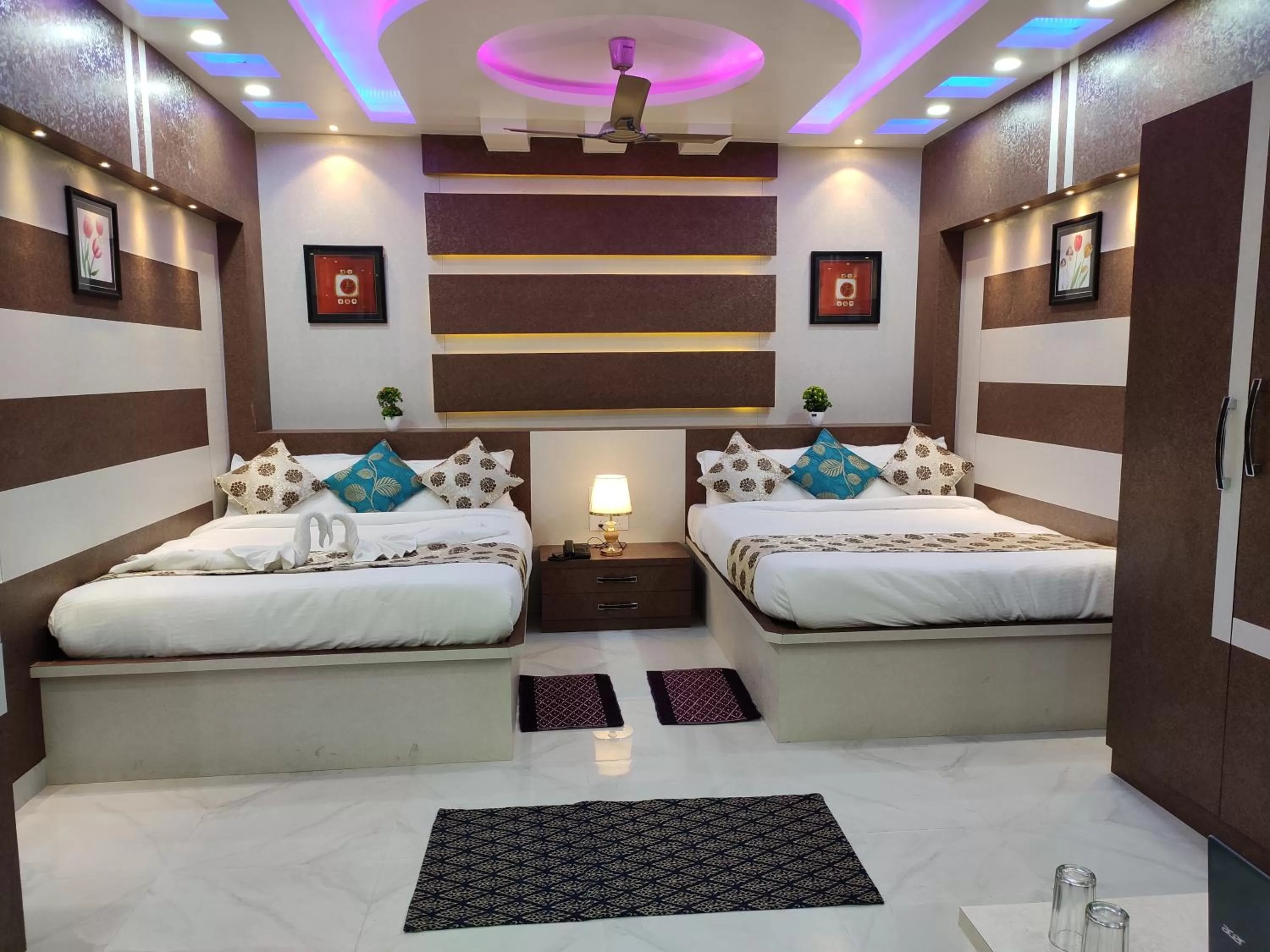 Bed in HOTEL CENTRAL SQUARE "A Couple Friendly Hotel"