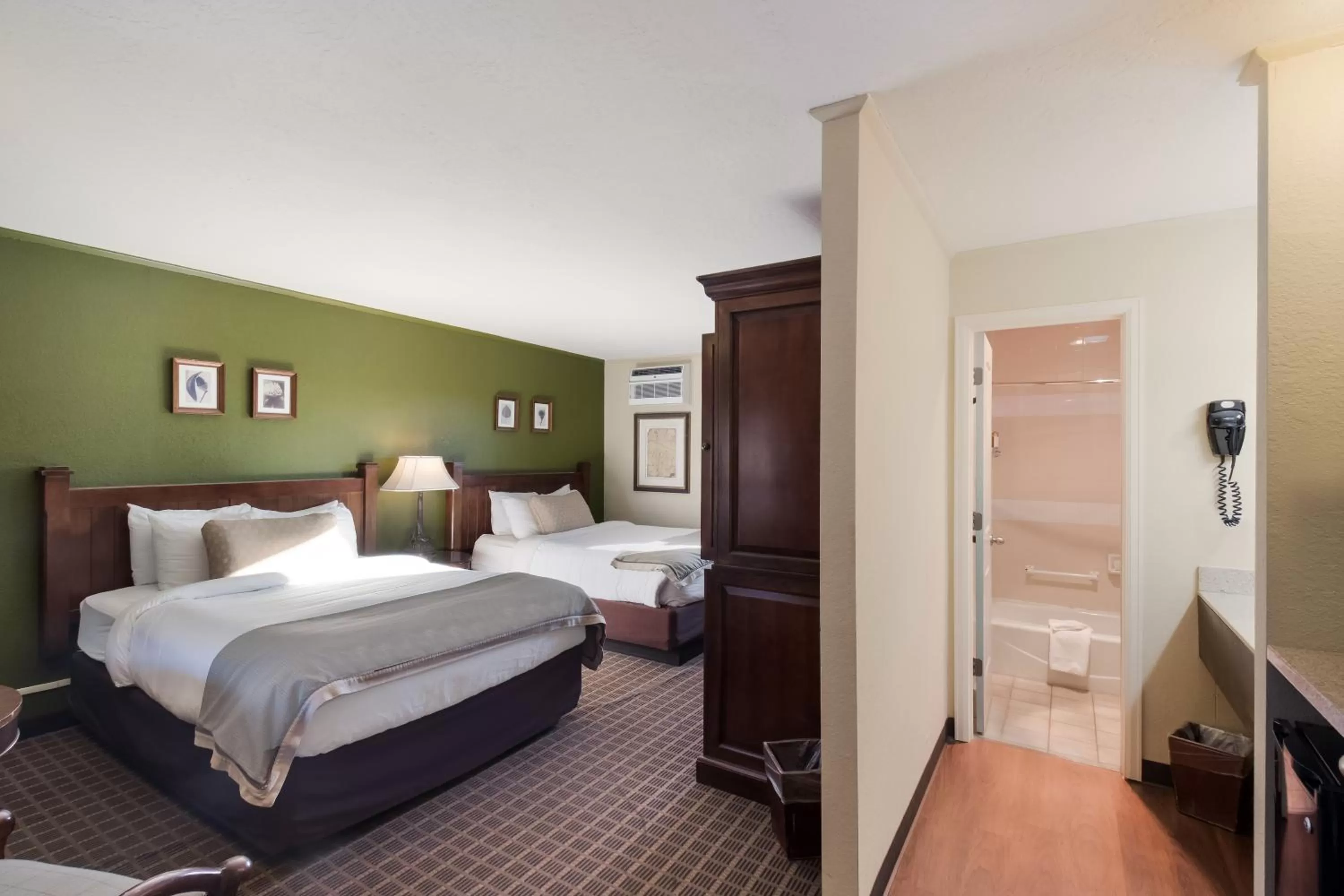 Bathroom, Bed in The Inn at Tomichi Village