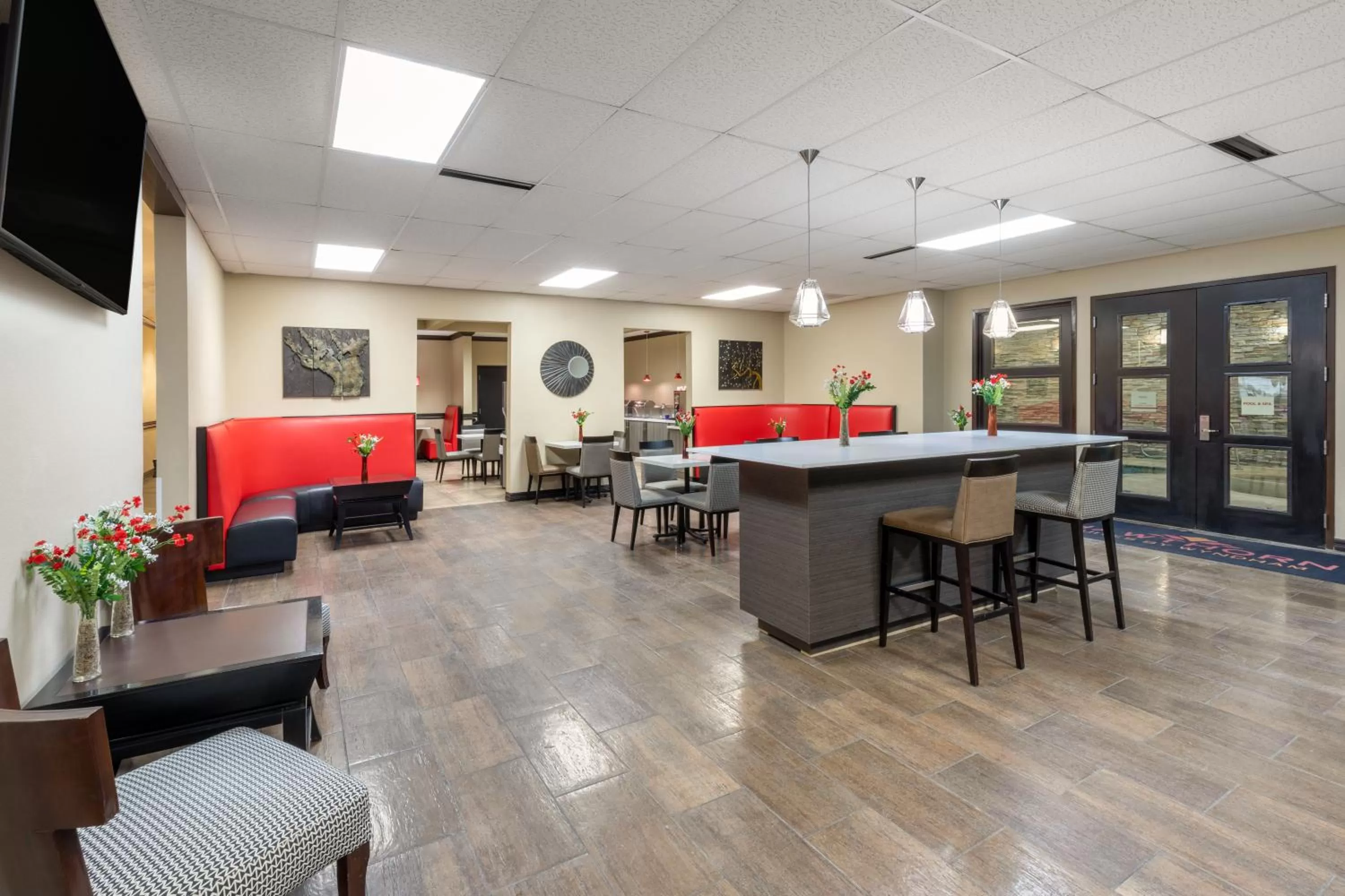 Communal lounge/ TV room in Hawthorn Suites by Wyndham Lubbock