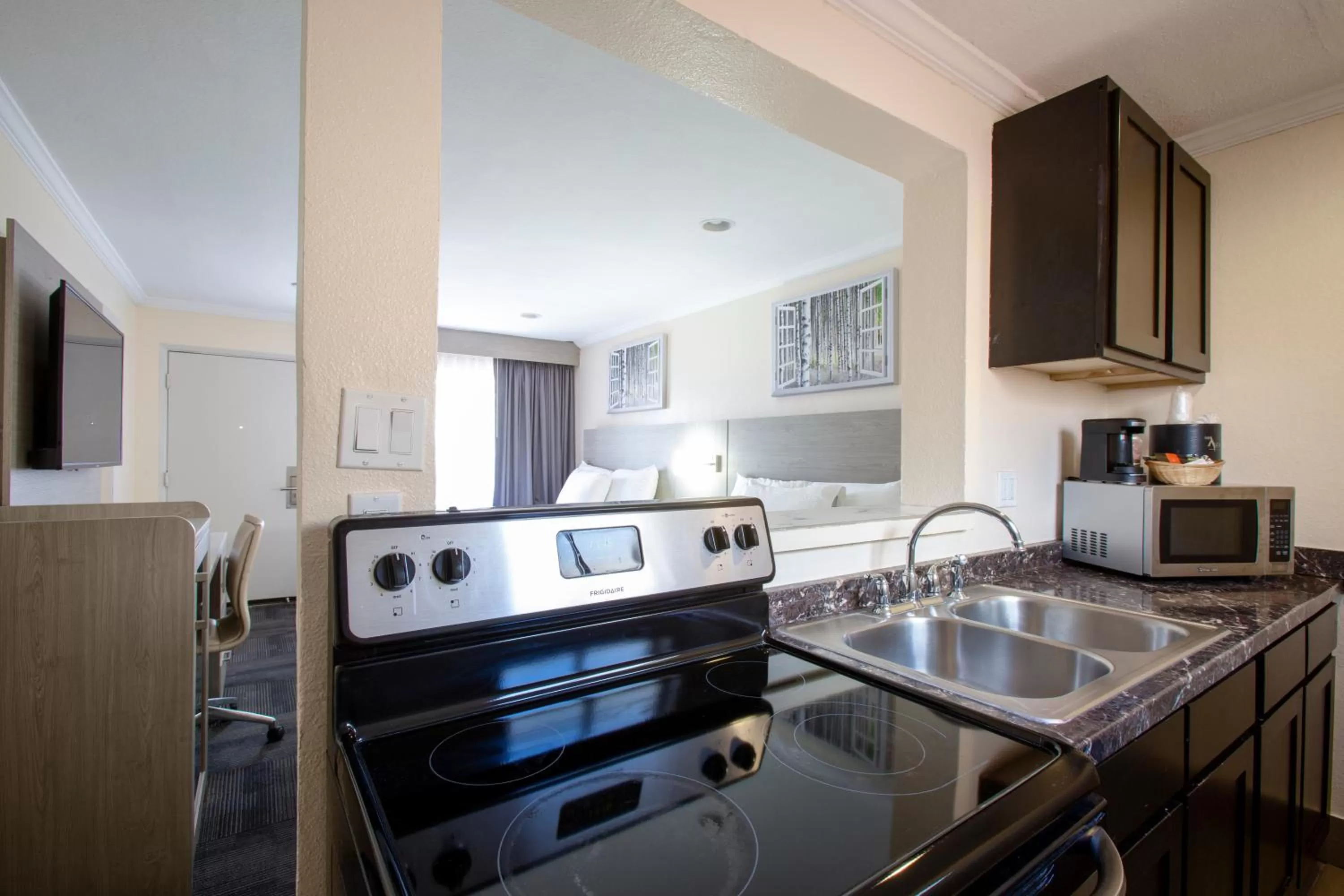 Kitchen or kitchenette in Hotel Aspen Flagstaff/ Grand Canyon InnSuites