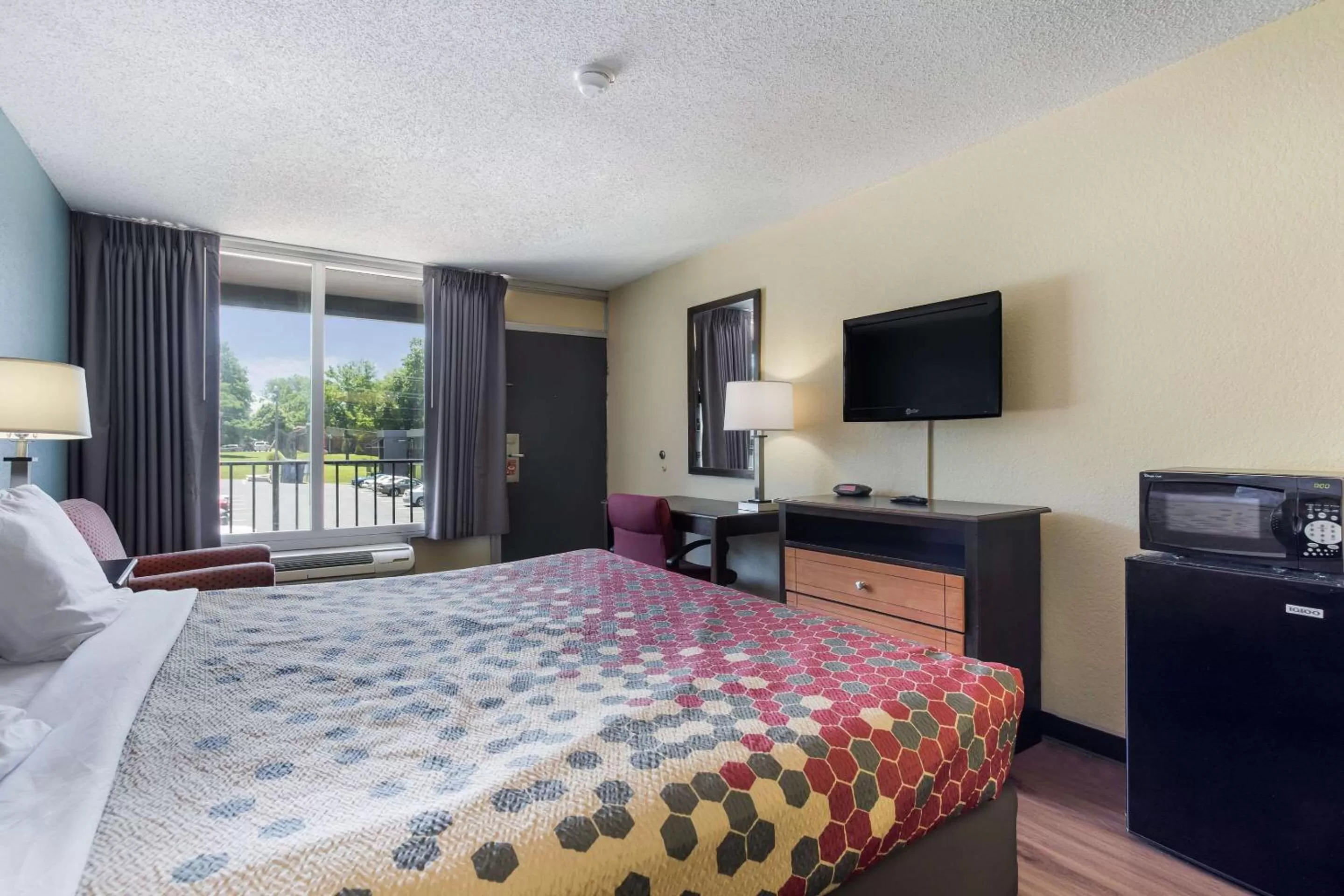 Photo of the whole room, Bed in Econo Lodge Gallatin - Metro Nashville