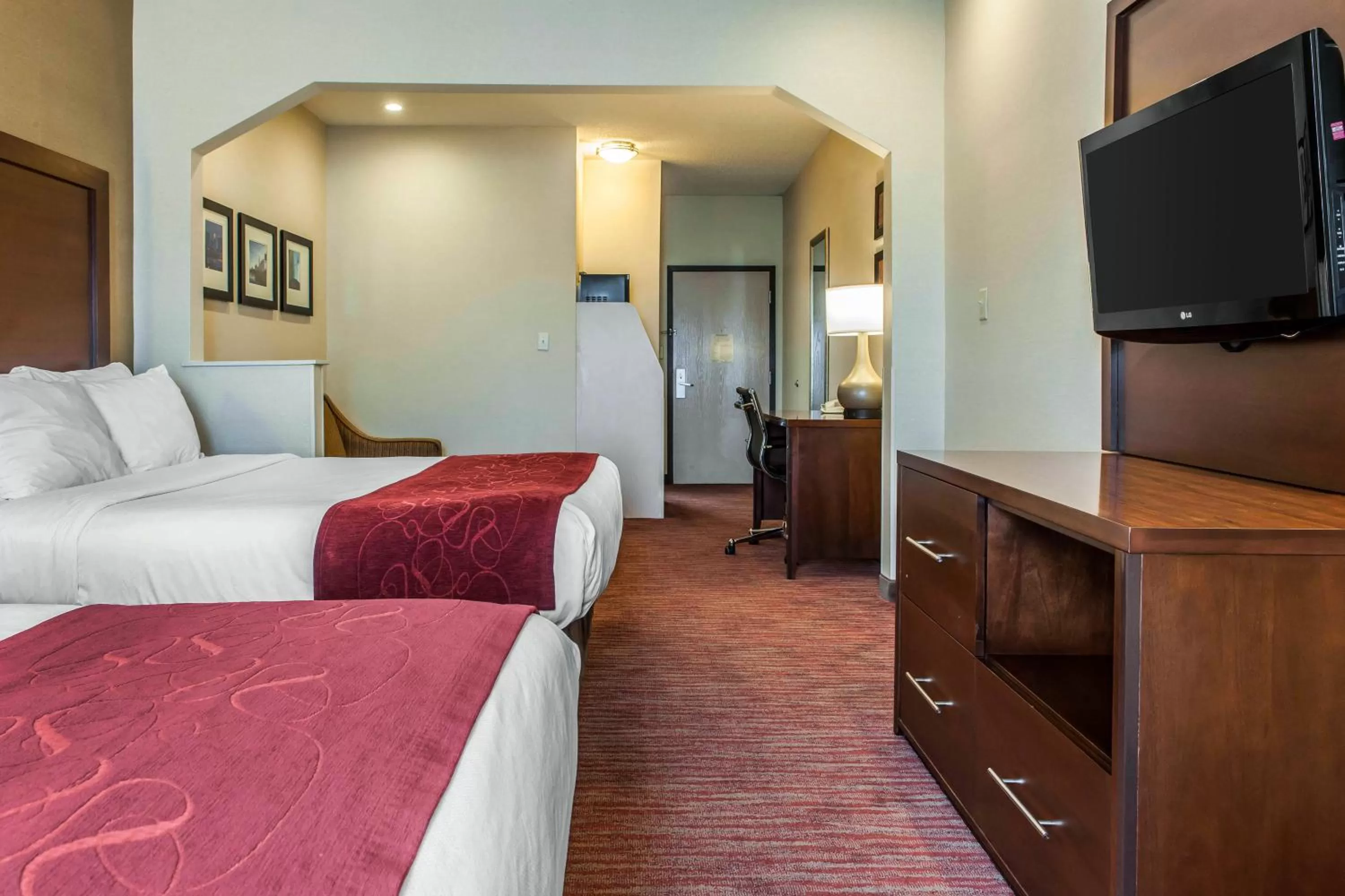 Photo of the whole room, Bed in Comfort Suites Columbus Expo Center