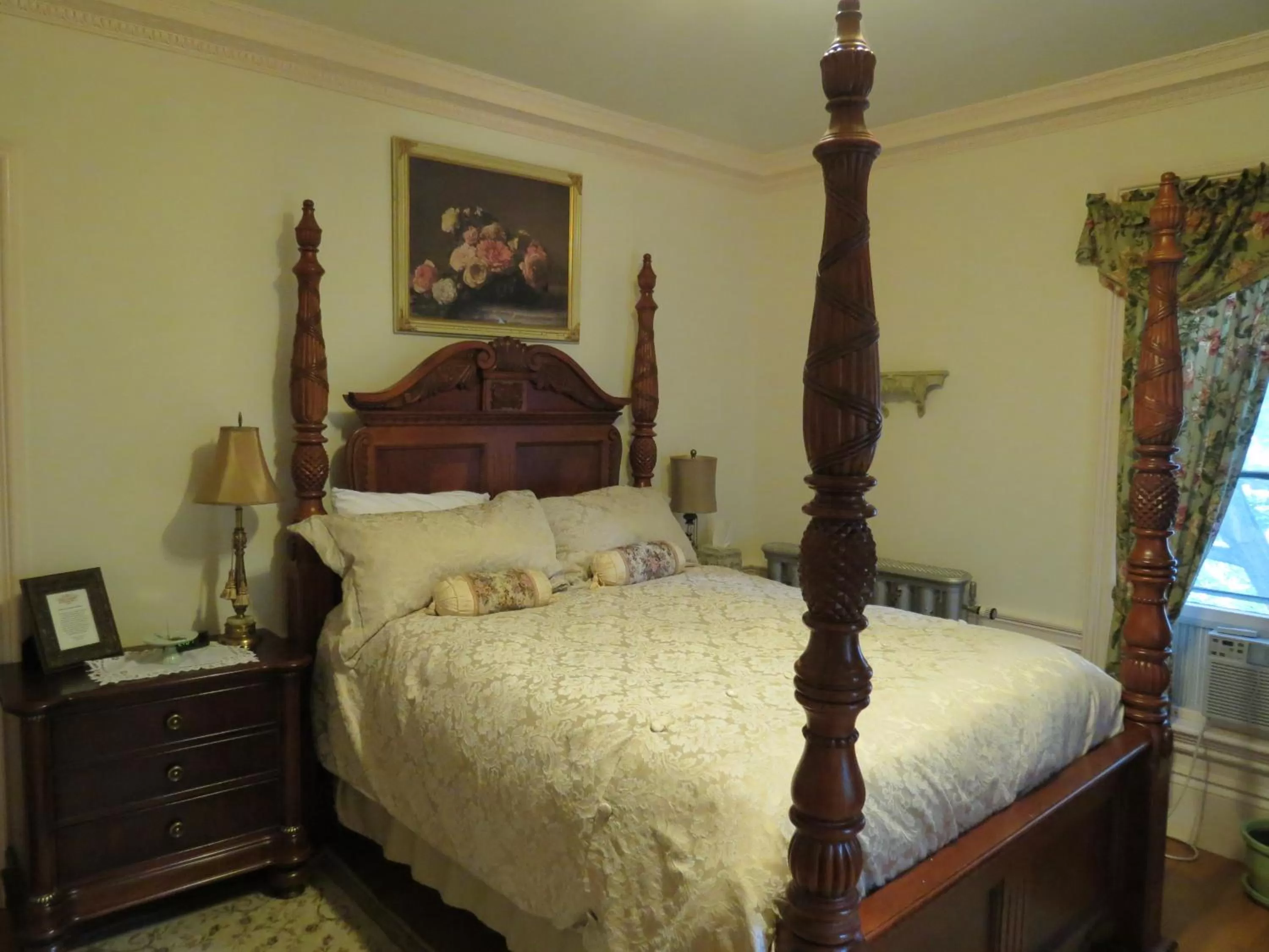 Bed in Silver Fountain Inn
