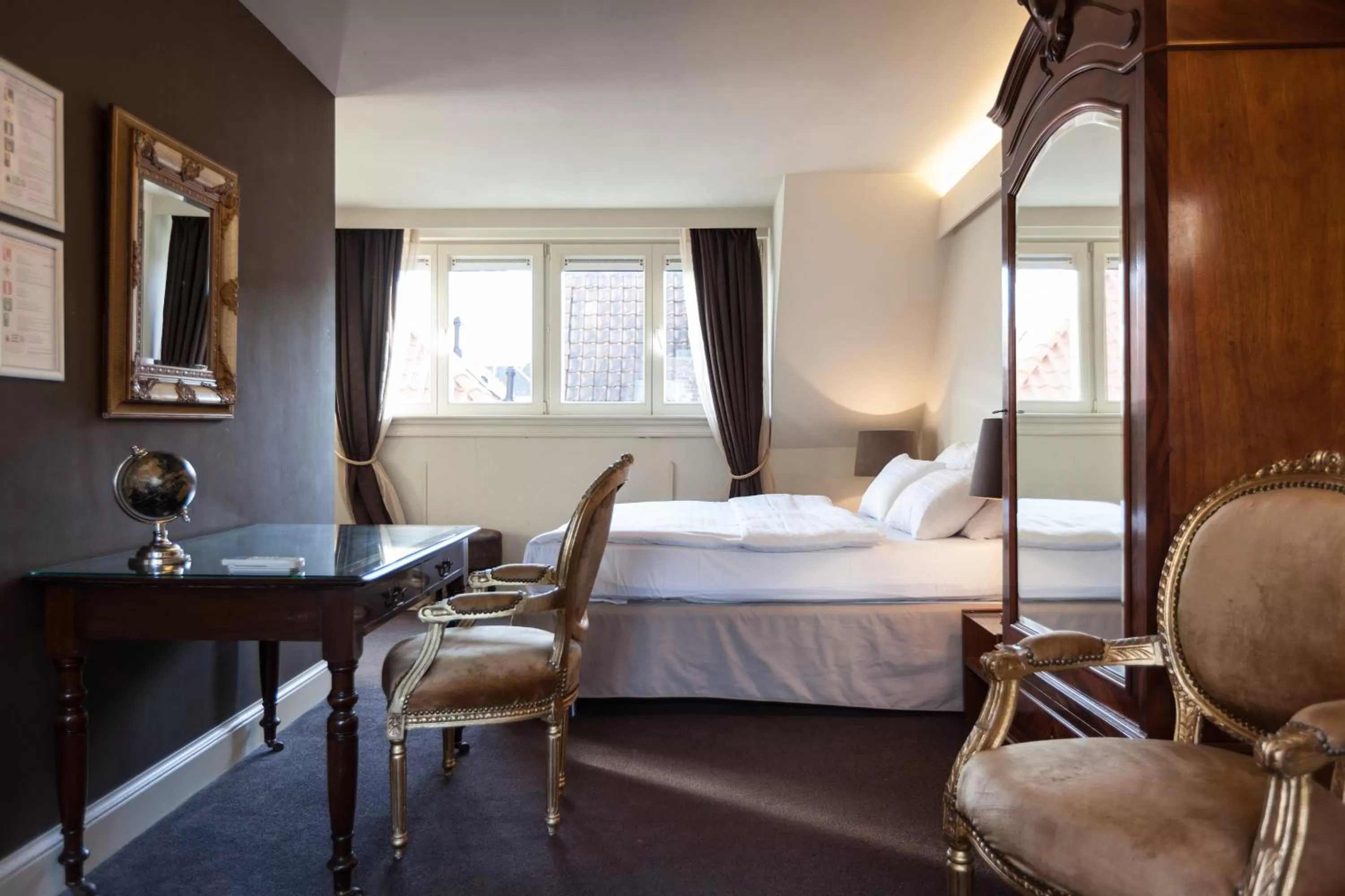 Seating area in Hotel Diamonds and Pearls