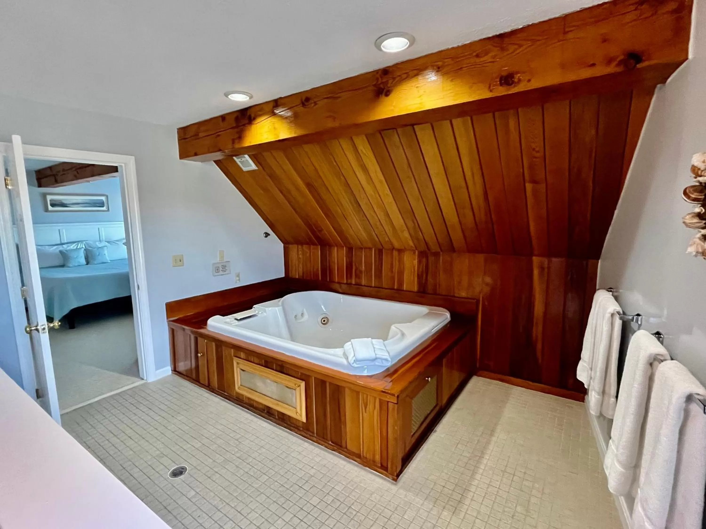 Bed in Elmwood Resort Hotel