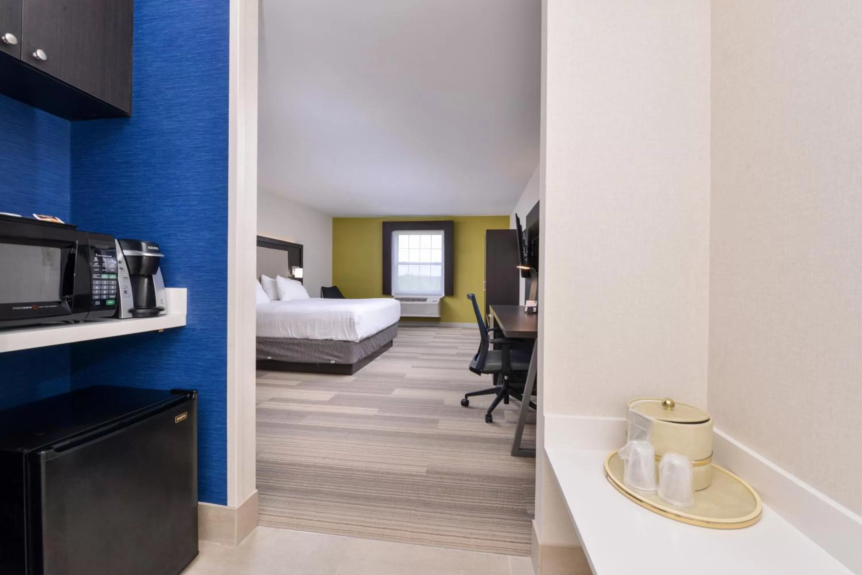 Photo of the whole room, Bed in Holiday Inn Express Mystic by IHG