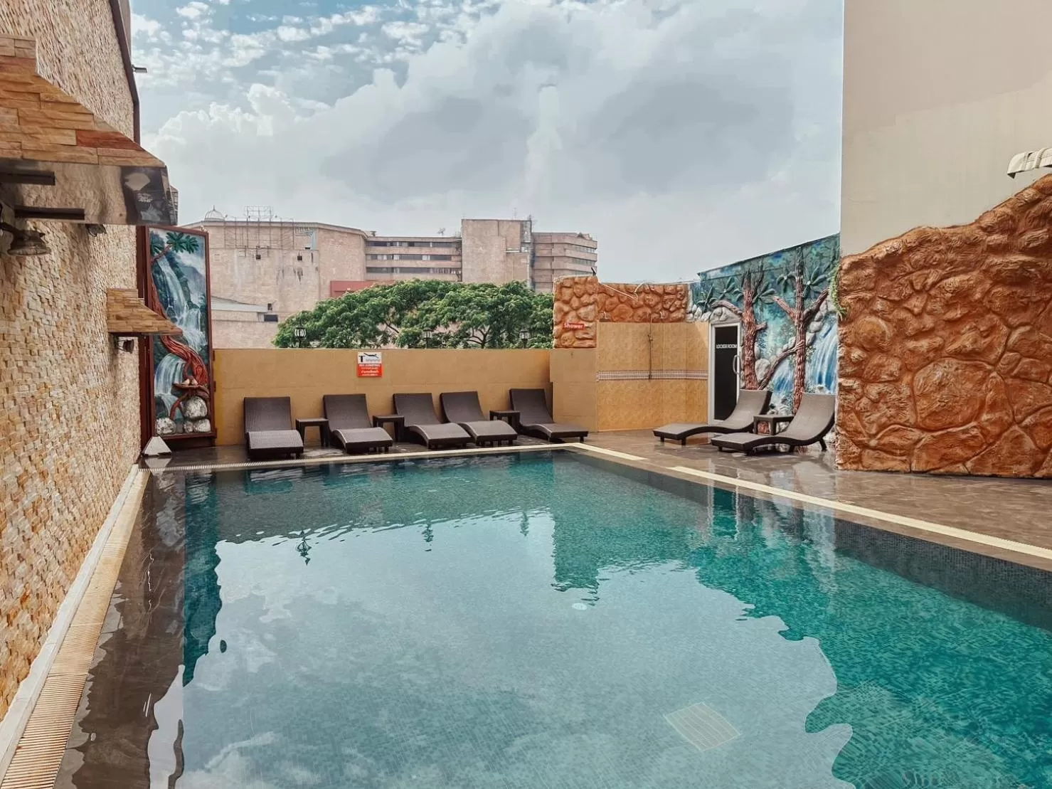 Swimming pool in Hotel De Khuvieng