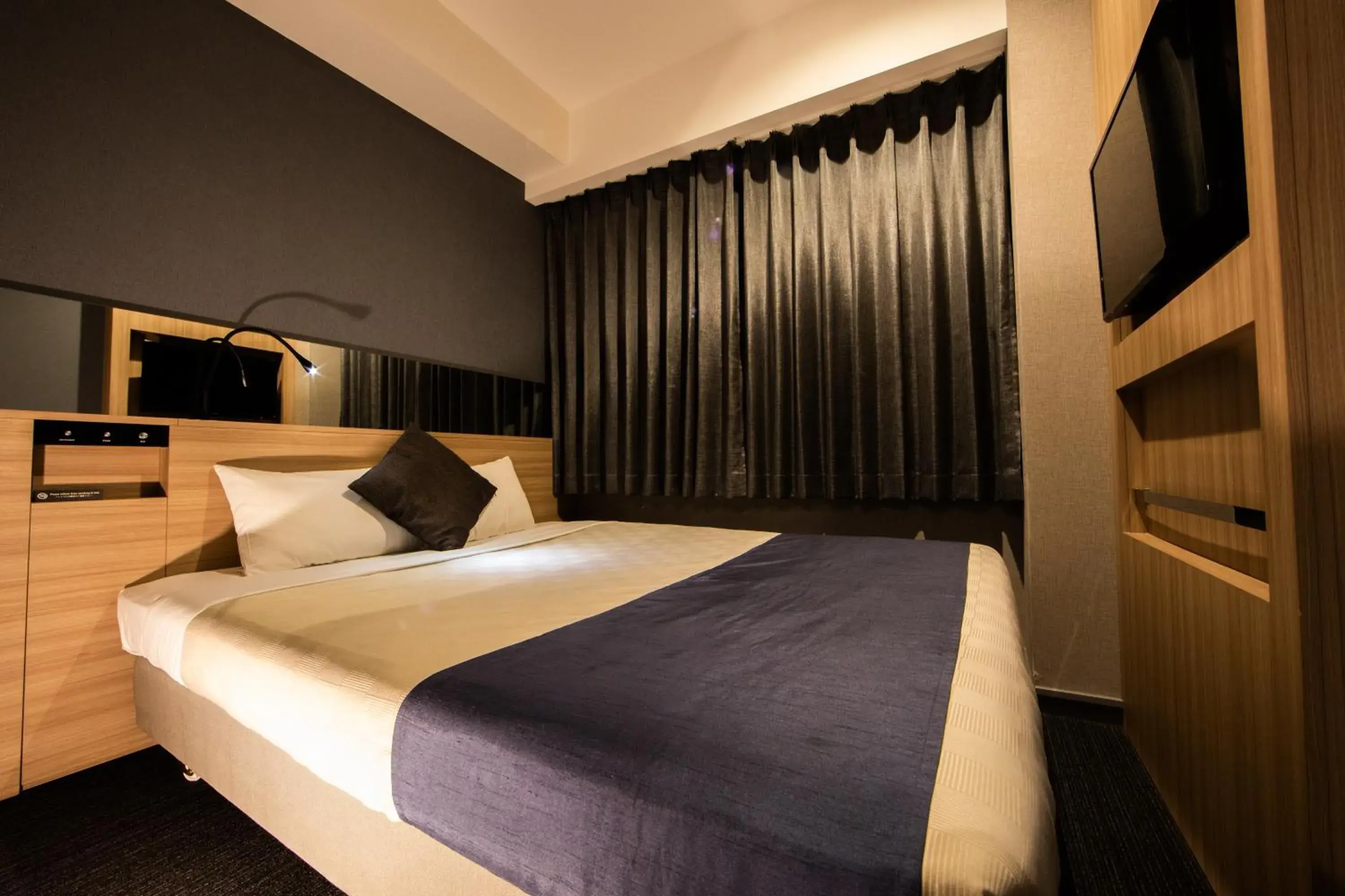 Standard Double Room - Non-Smoking in QuintessaHotel OsakaShinsaibashi Comic&Books Standard Double Room - Non-Smoking in QuintessaHotel OsakaShinsaibashi Comic&Books