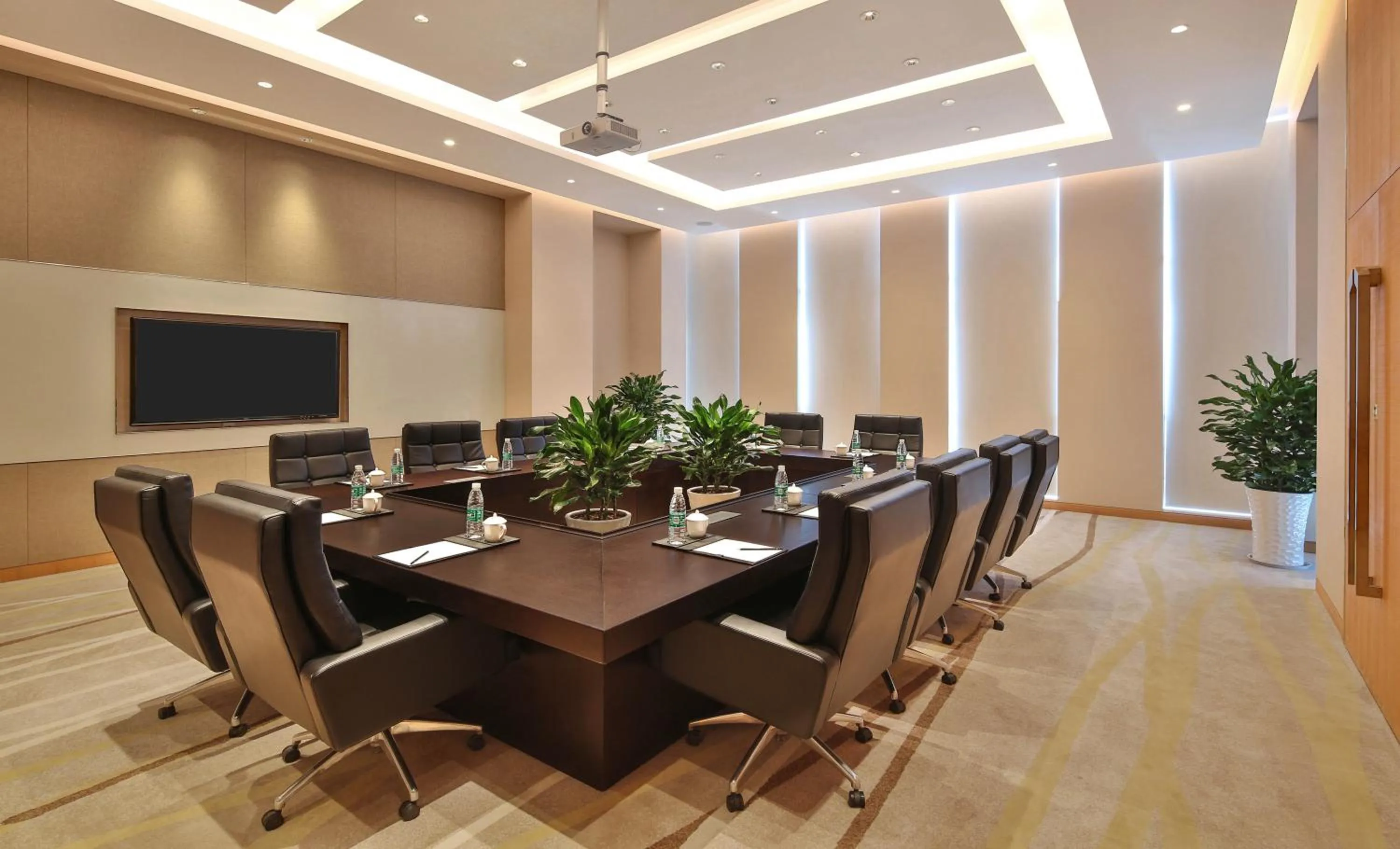 Meeting/conference room in Holiday Inn Chengdu Qinhuang by IHG