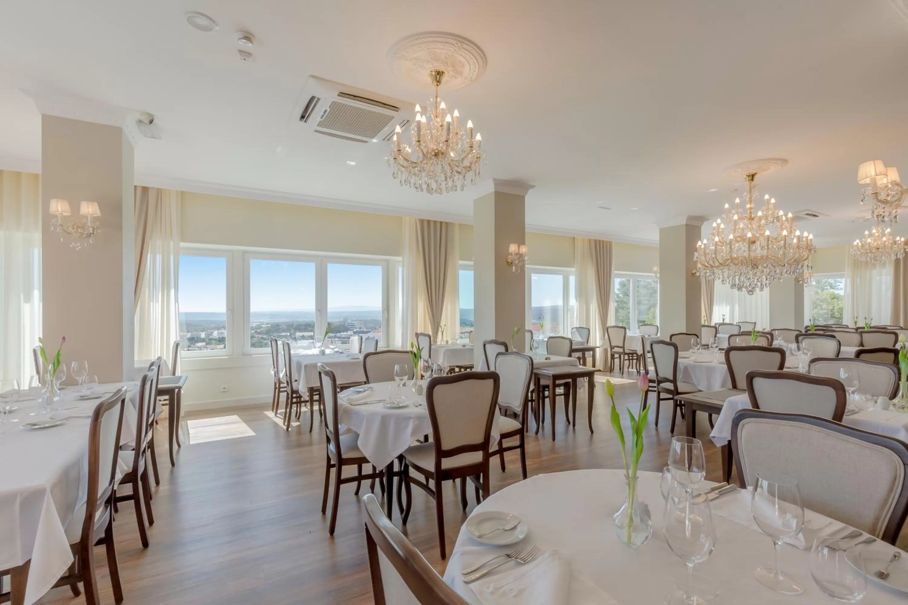 Restaurant/places to eat in Luna Hotel Turismo