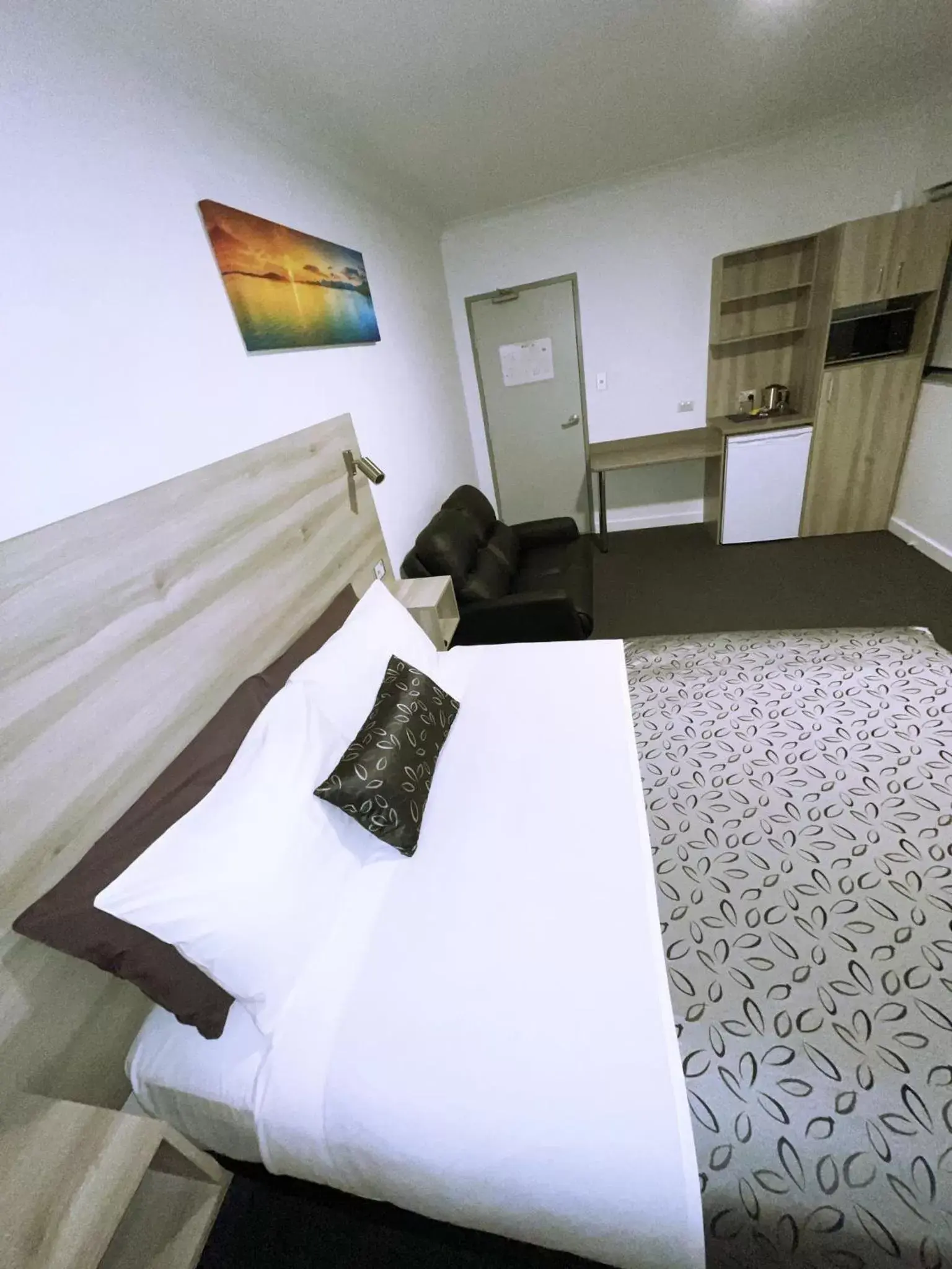 Deluxe Queen Room Accessible Via Stairs in Childers Oasis Motel Deluxe Queen Room Accessible Via Stairs in Childers Oasis Motel