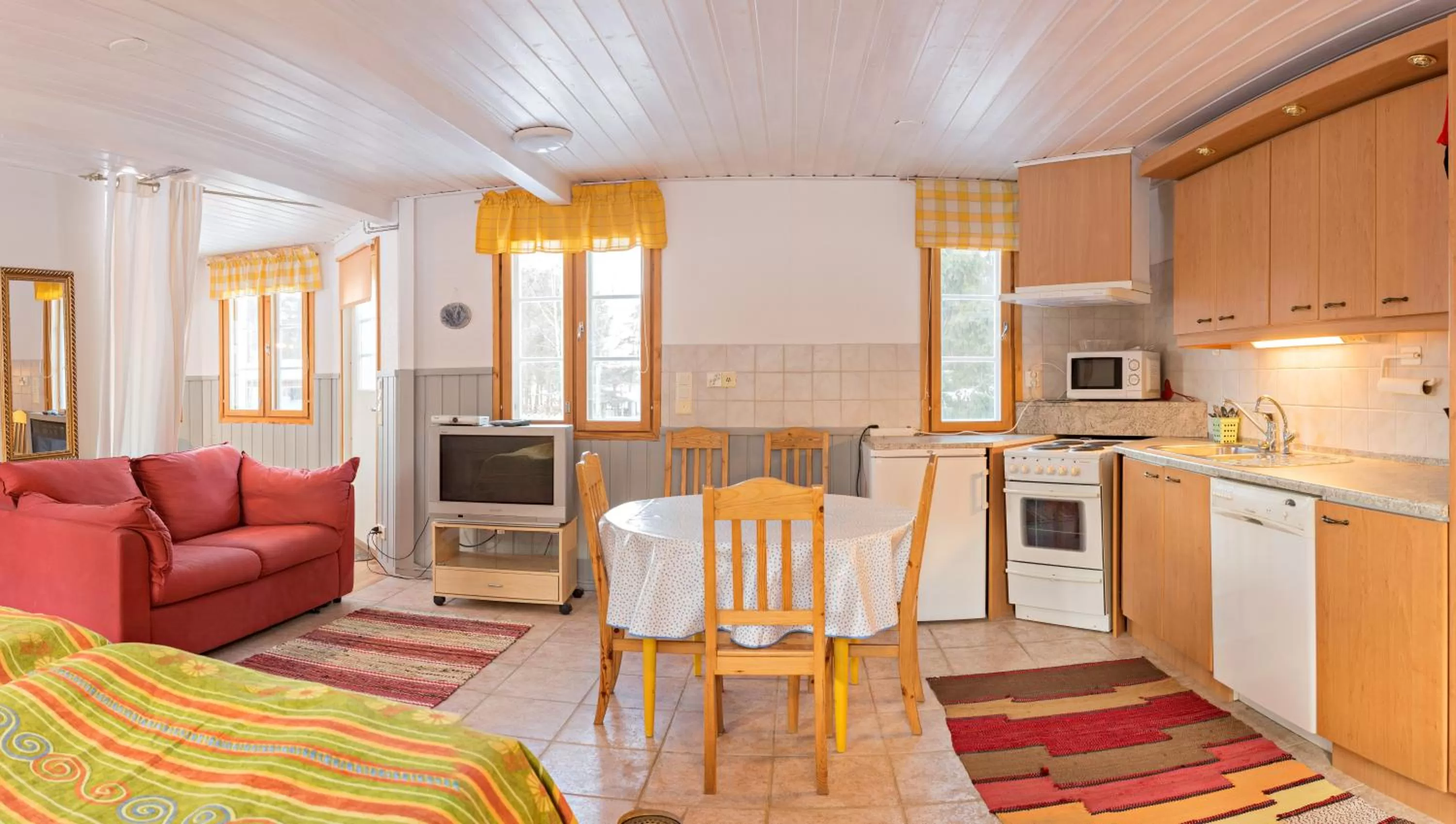 Photo of the whole room in Peltolan Luomutila