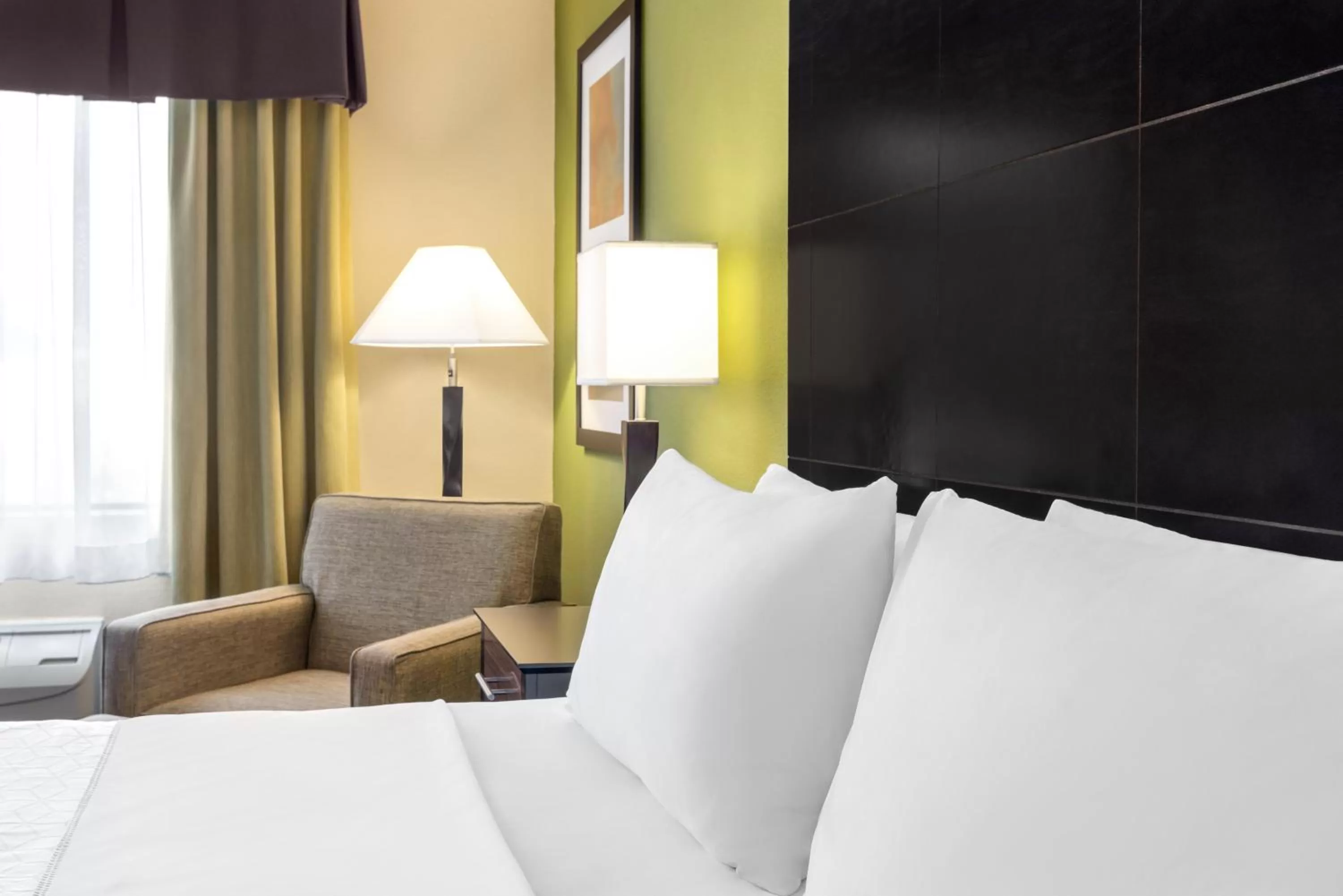 Photo of the whole room, Bed in Holiday Inn Express Hotel & Suites Edmond by IHG