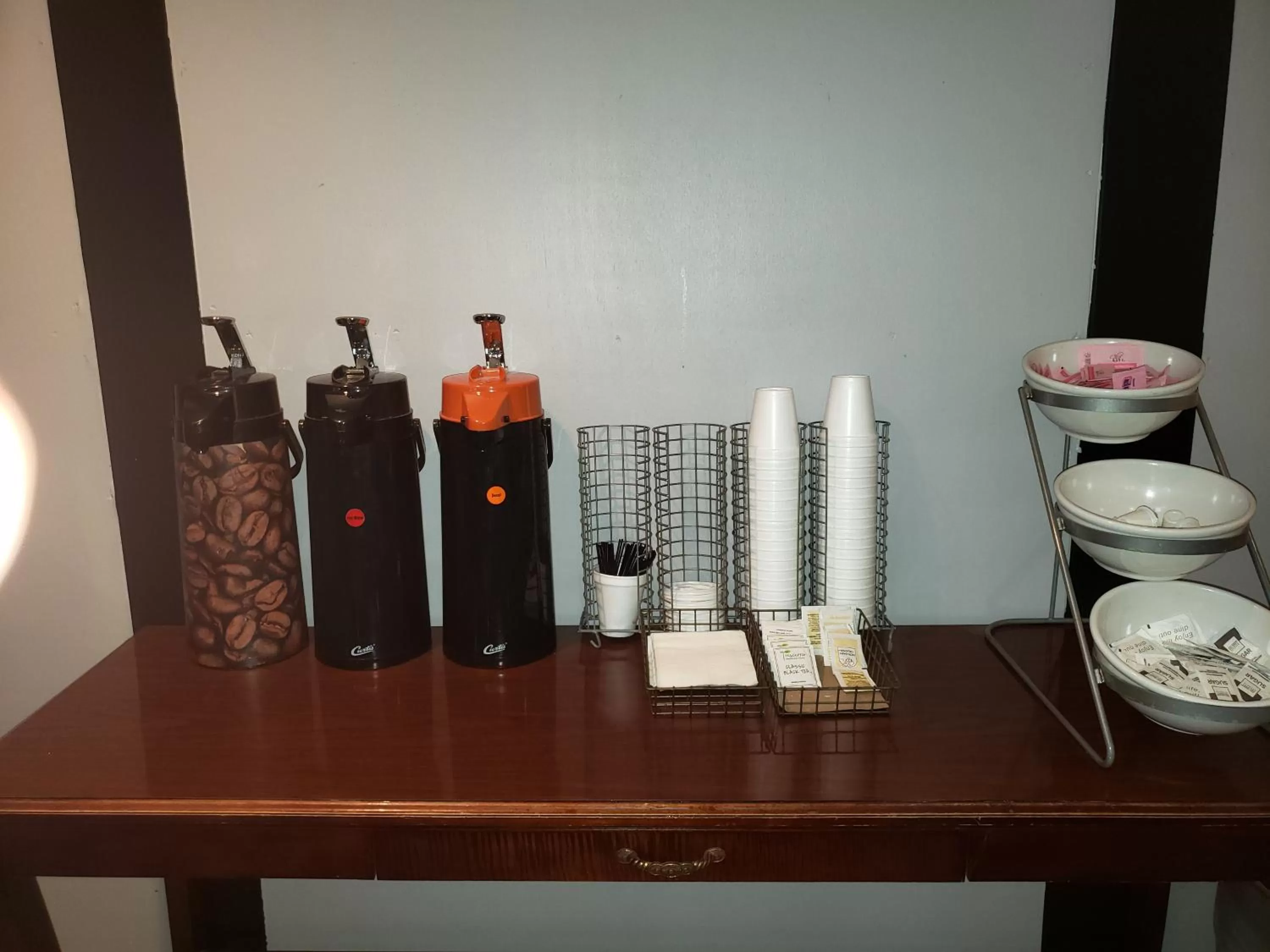 Coffee/tea facilities in Super 8 by Wyndham Milwaukee Airport