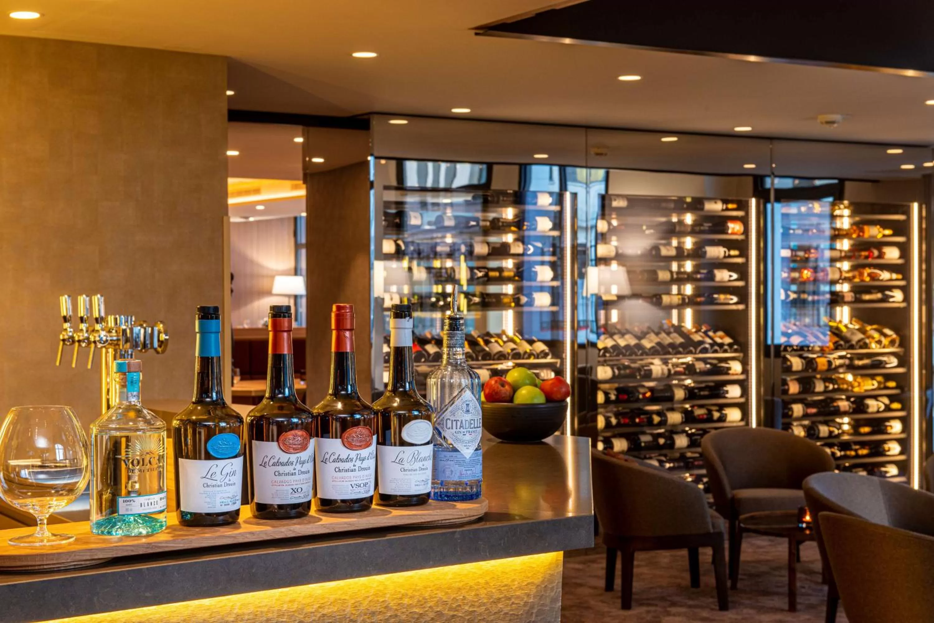 Lounge or bar in Radisson Blu Hotel, Rouen Centre