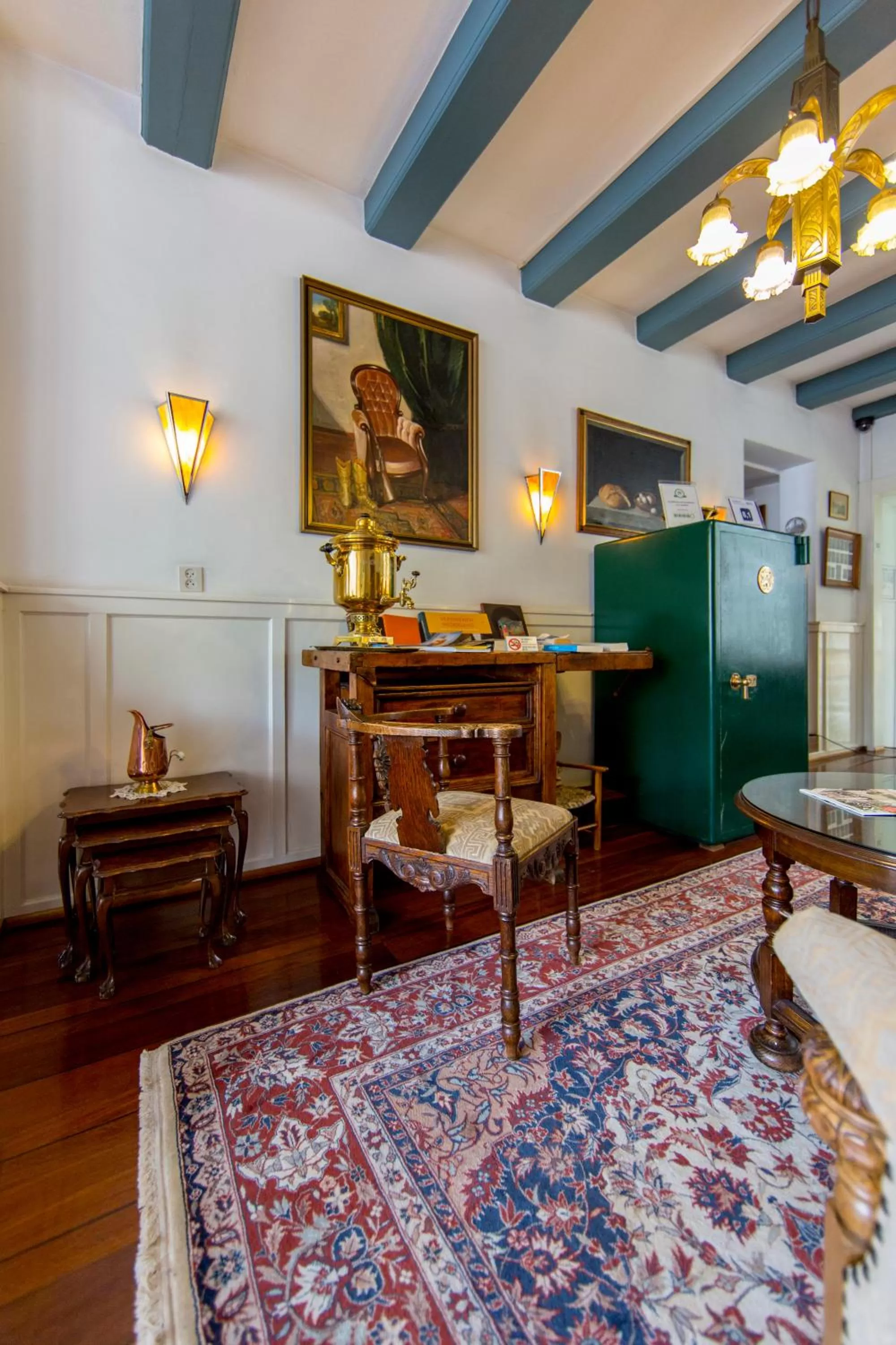 Communal lounge/ TV room in Amsterdam Wiechmann Hotel