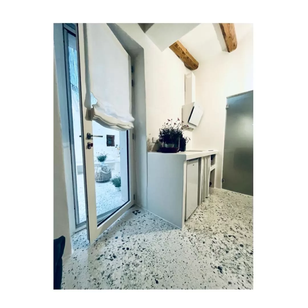 Kitchen/Kitchenette in Hydria guest house art gallery