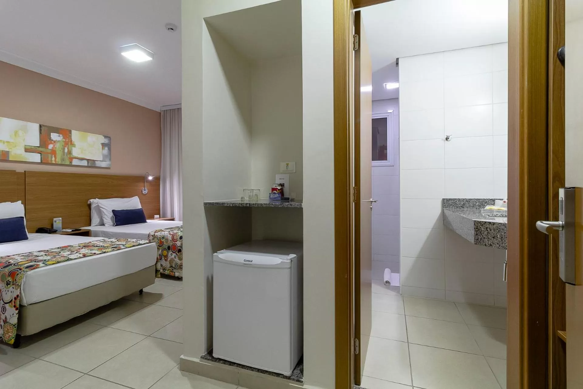 Bathroom, Bed in Comfort Hotel Bauru