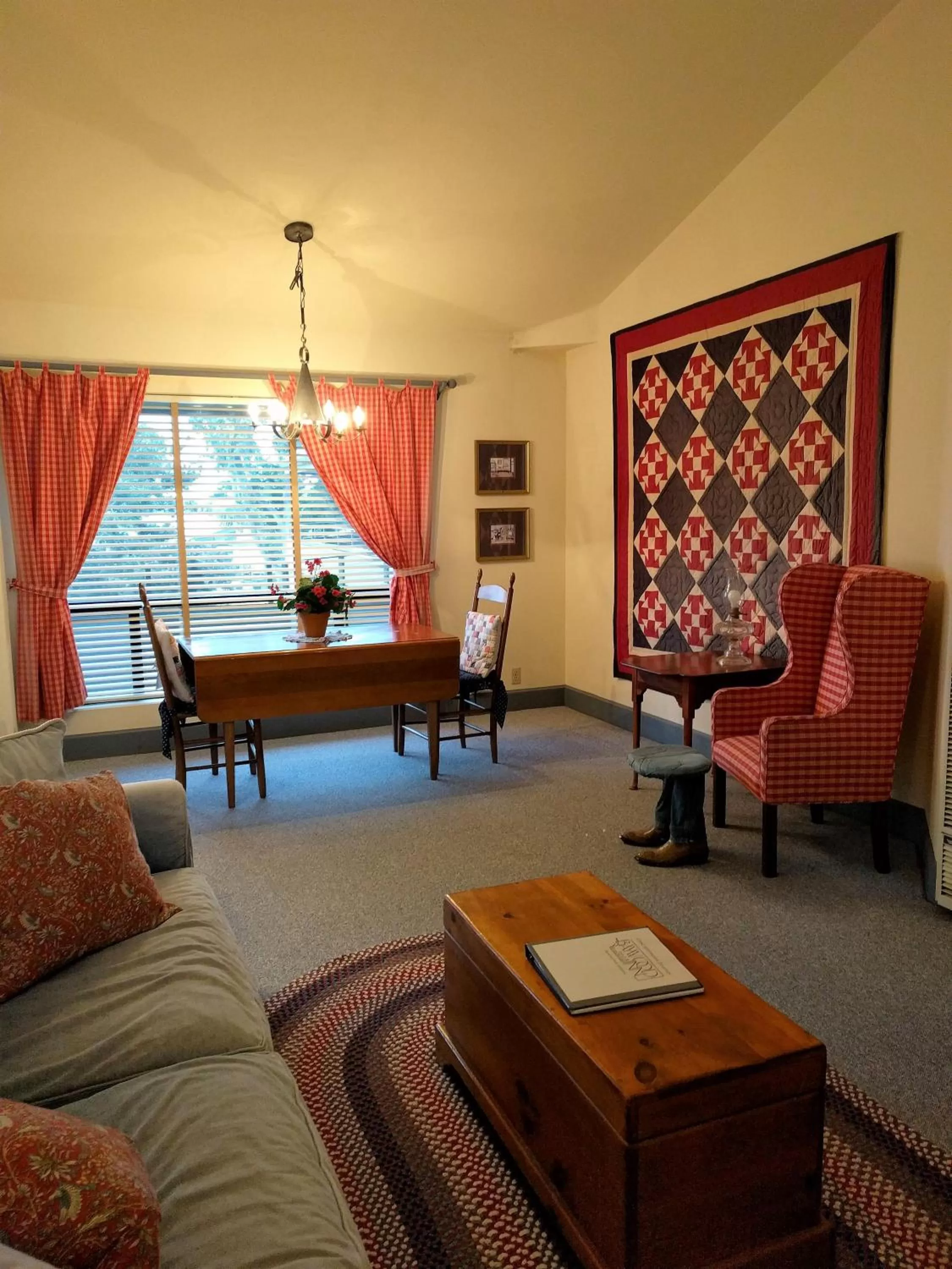 Living room, Seating Area in Baywood Inn Bed & Breakfast