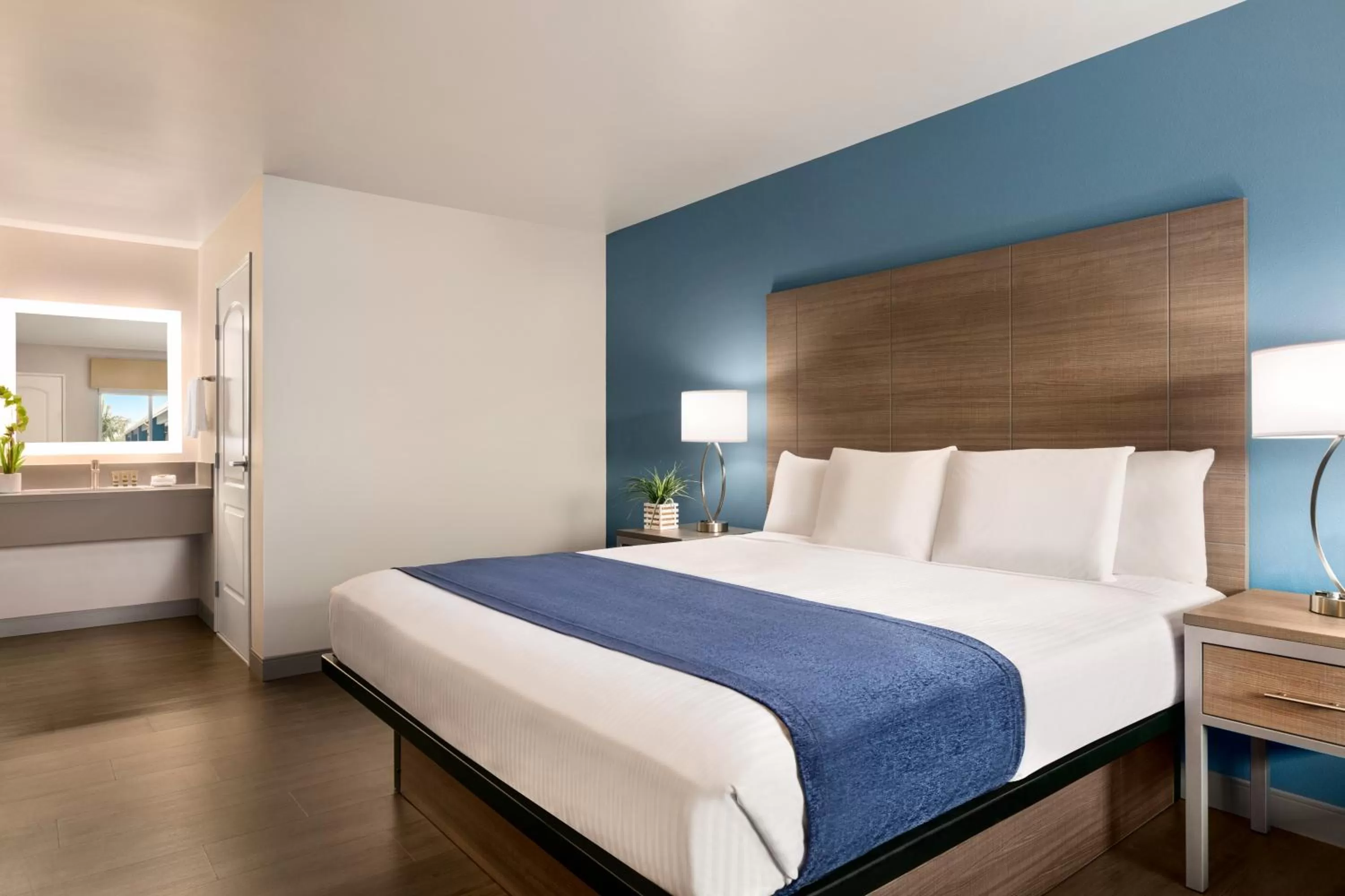 Bed in Torch Lite Inn at the Beach Boardwalk