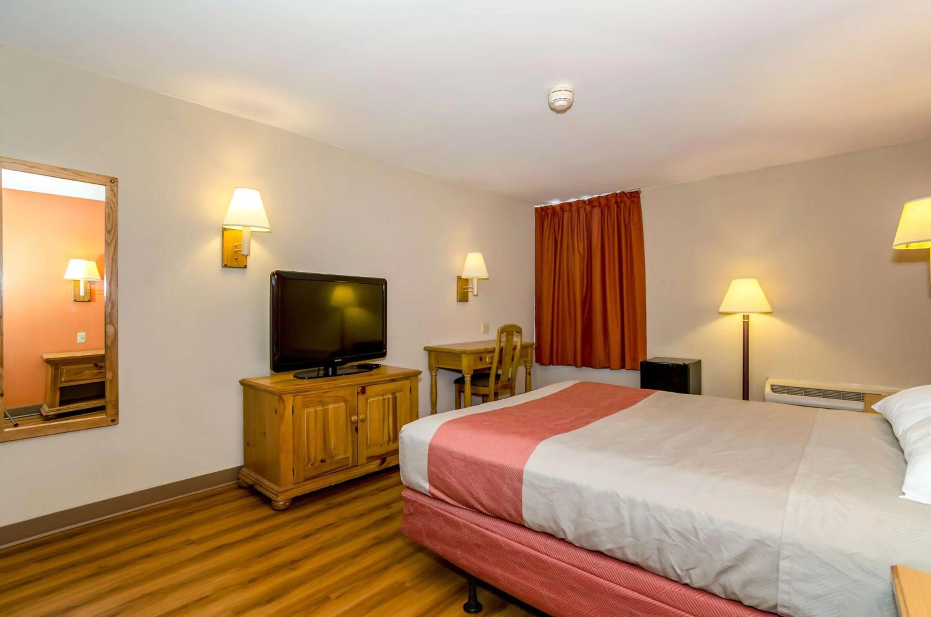 TV and multimedia, Bed in Motel 6-Newark, DE