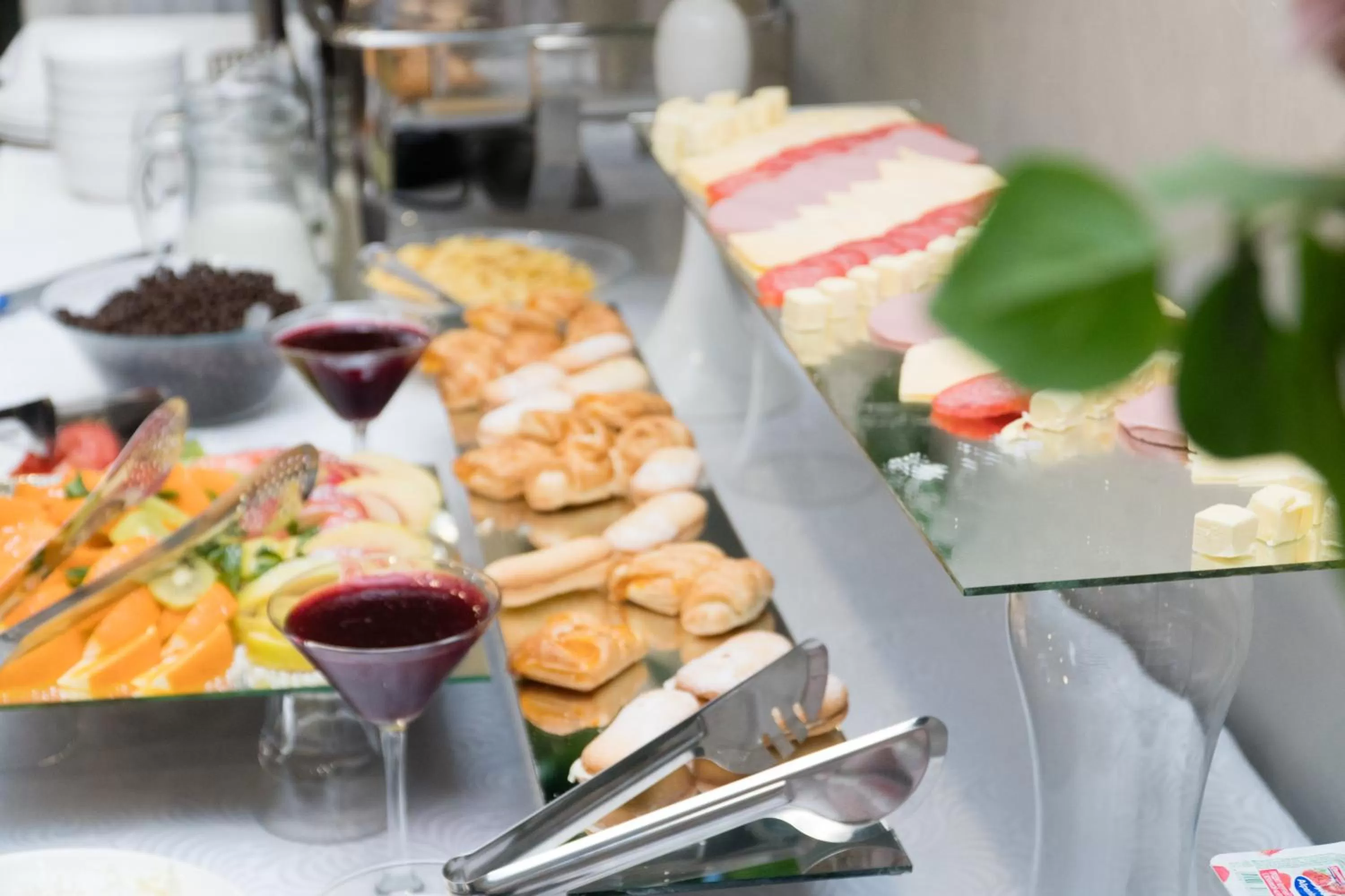 Food and drinks in East Palace Hotel