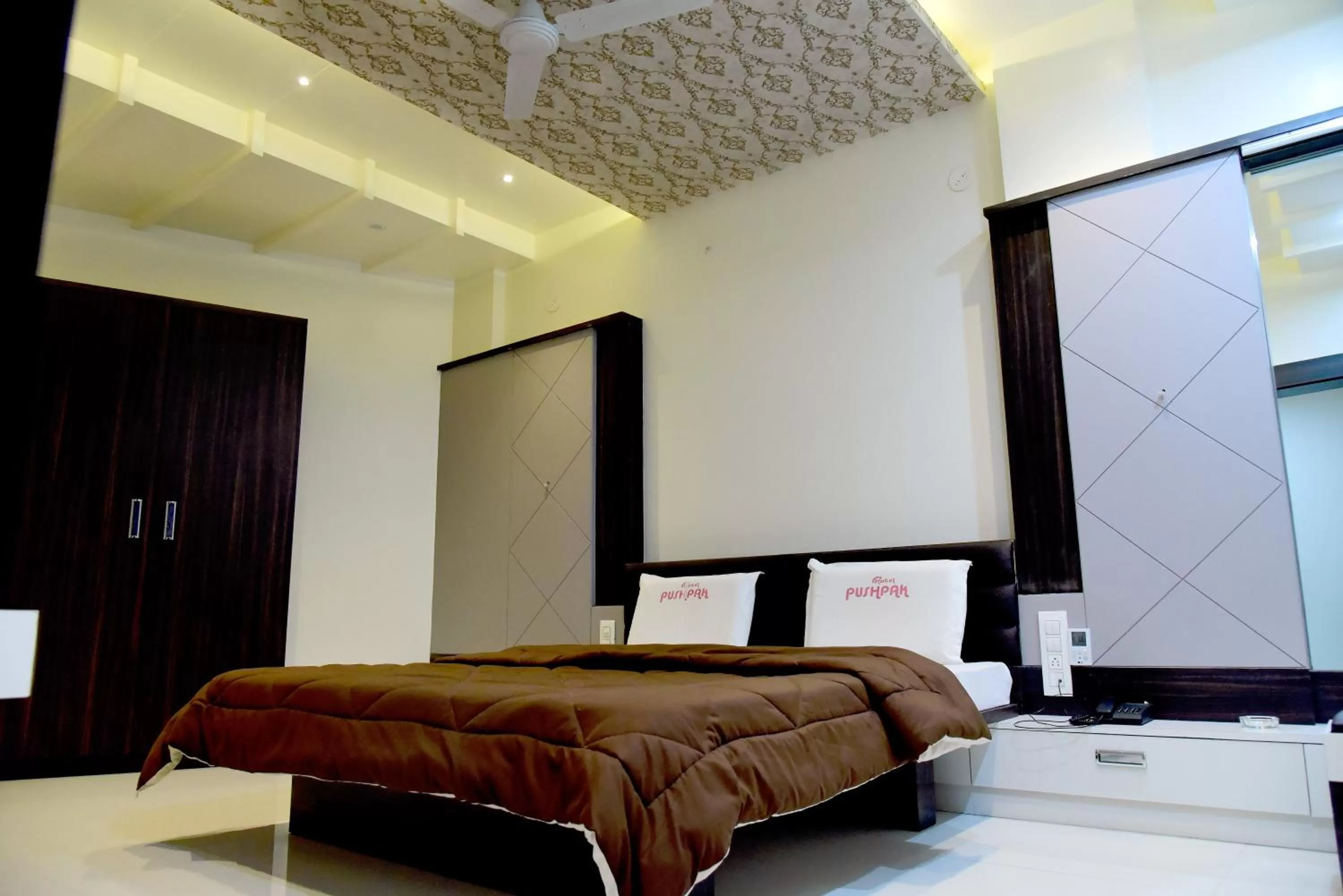 Bed in Hotel Pushpak