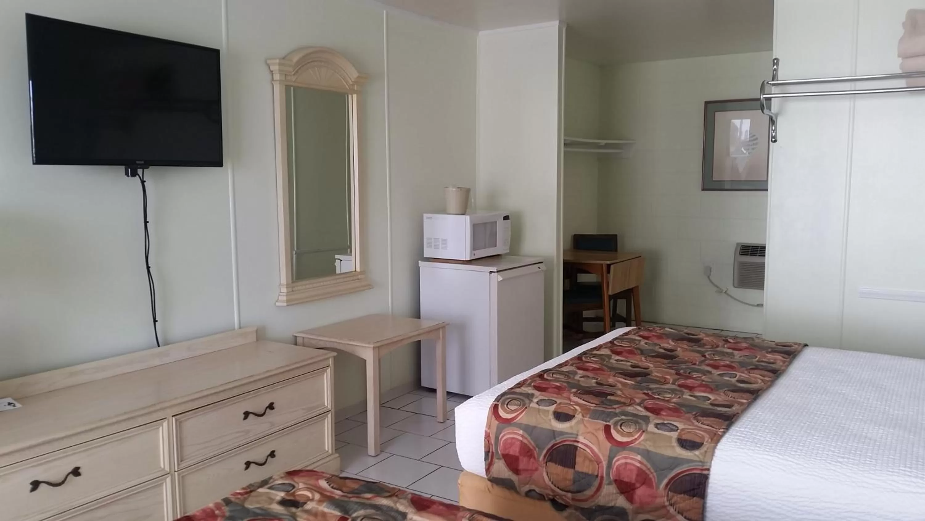 Photo of the whole room, Bed in Vancouver Motel