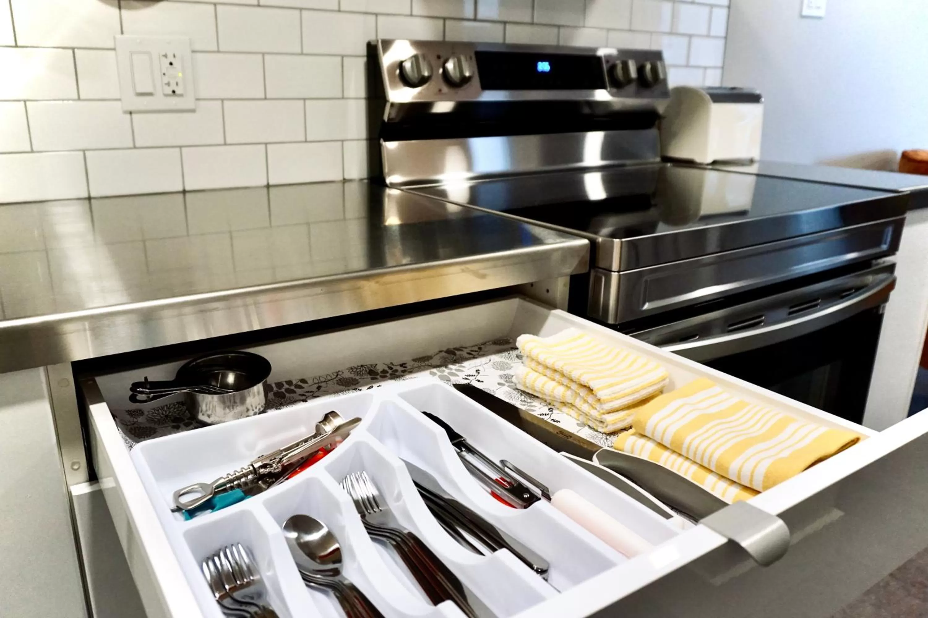 Kitchen or kitchenette in Morel Executive Suites