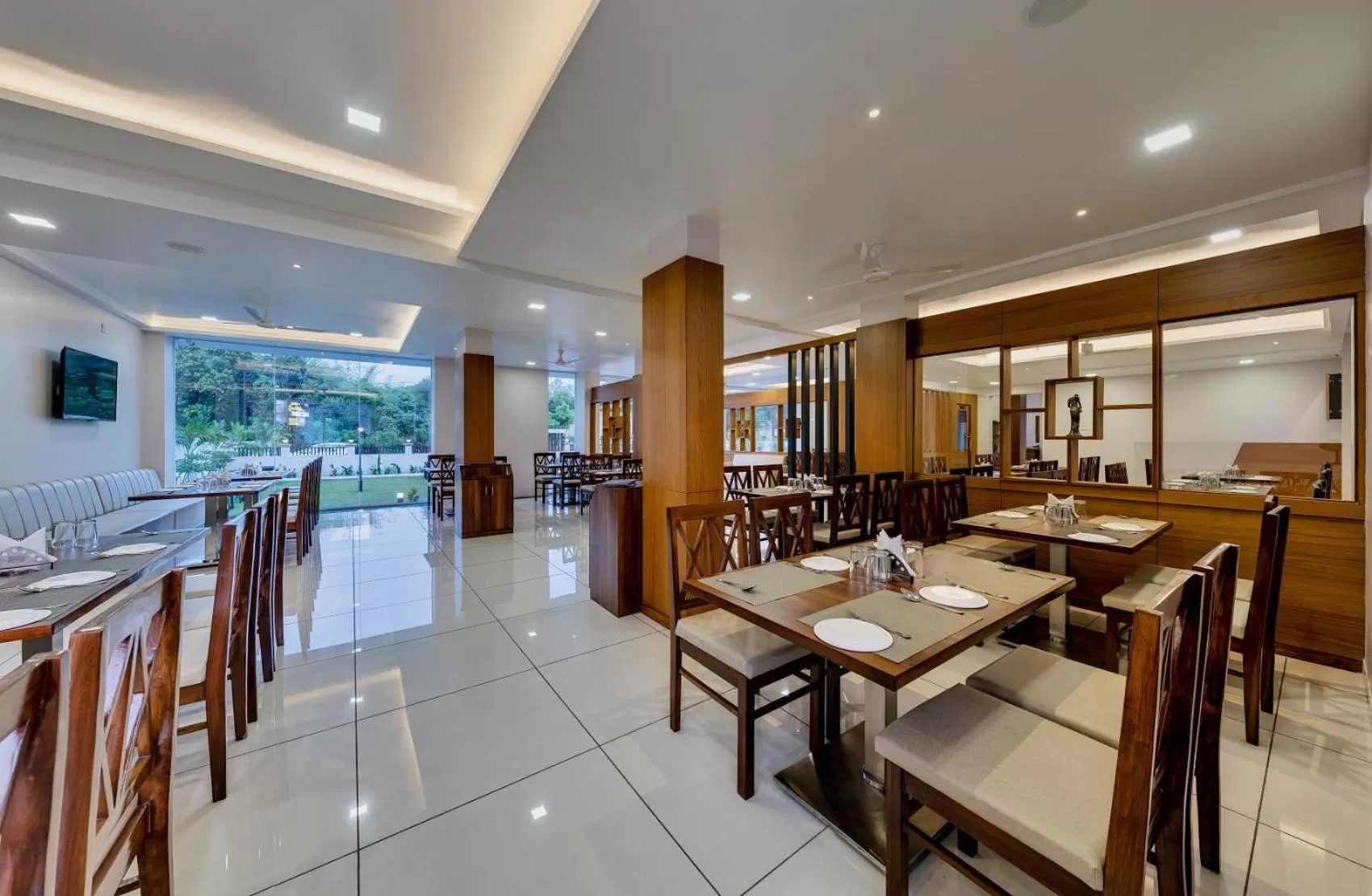 Restaurant/places to eat in Hotel Grand Indu, 3 Star Kolhapur