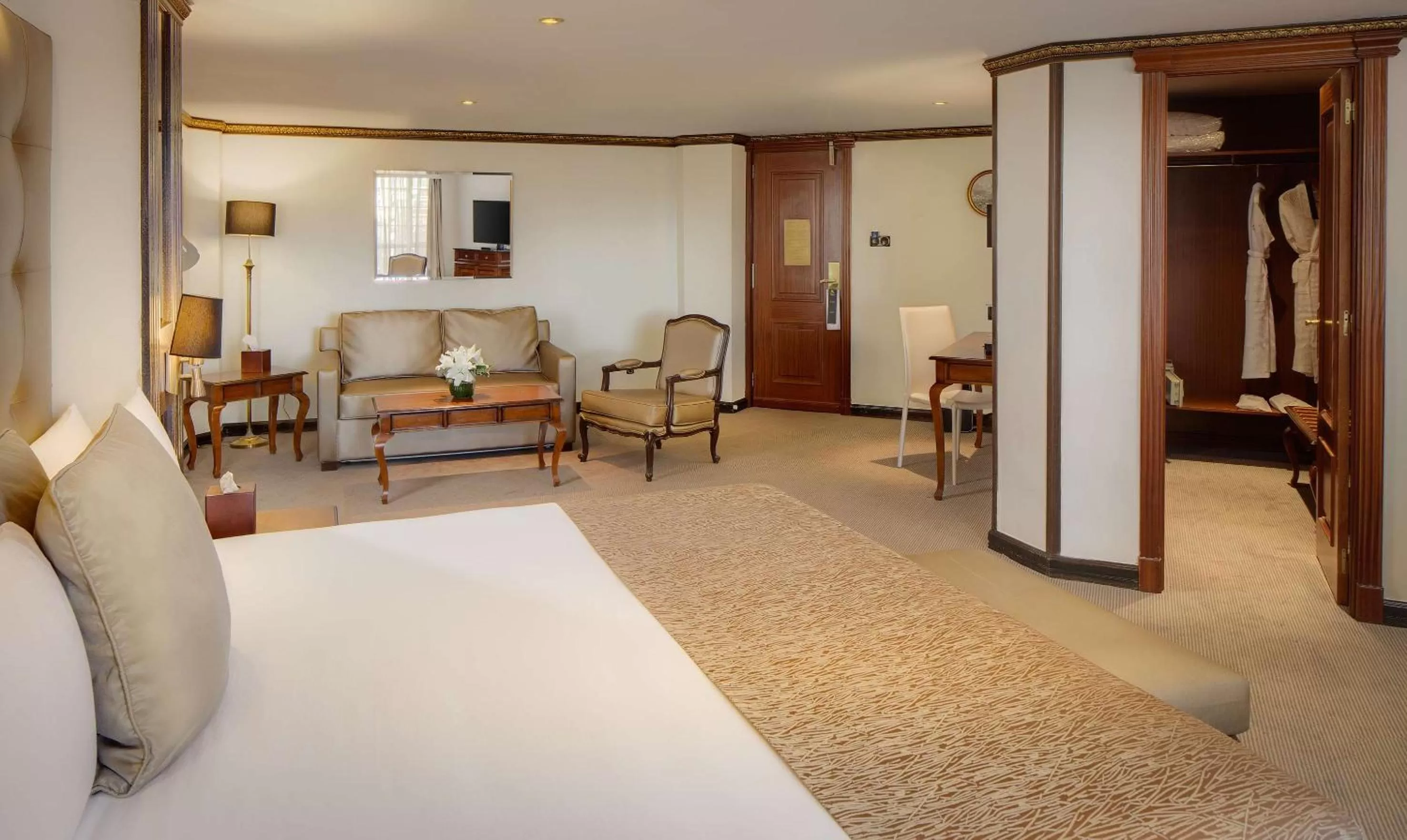 Photo of the whole room, Bed in Melia White House Hotel