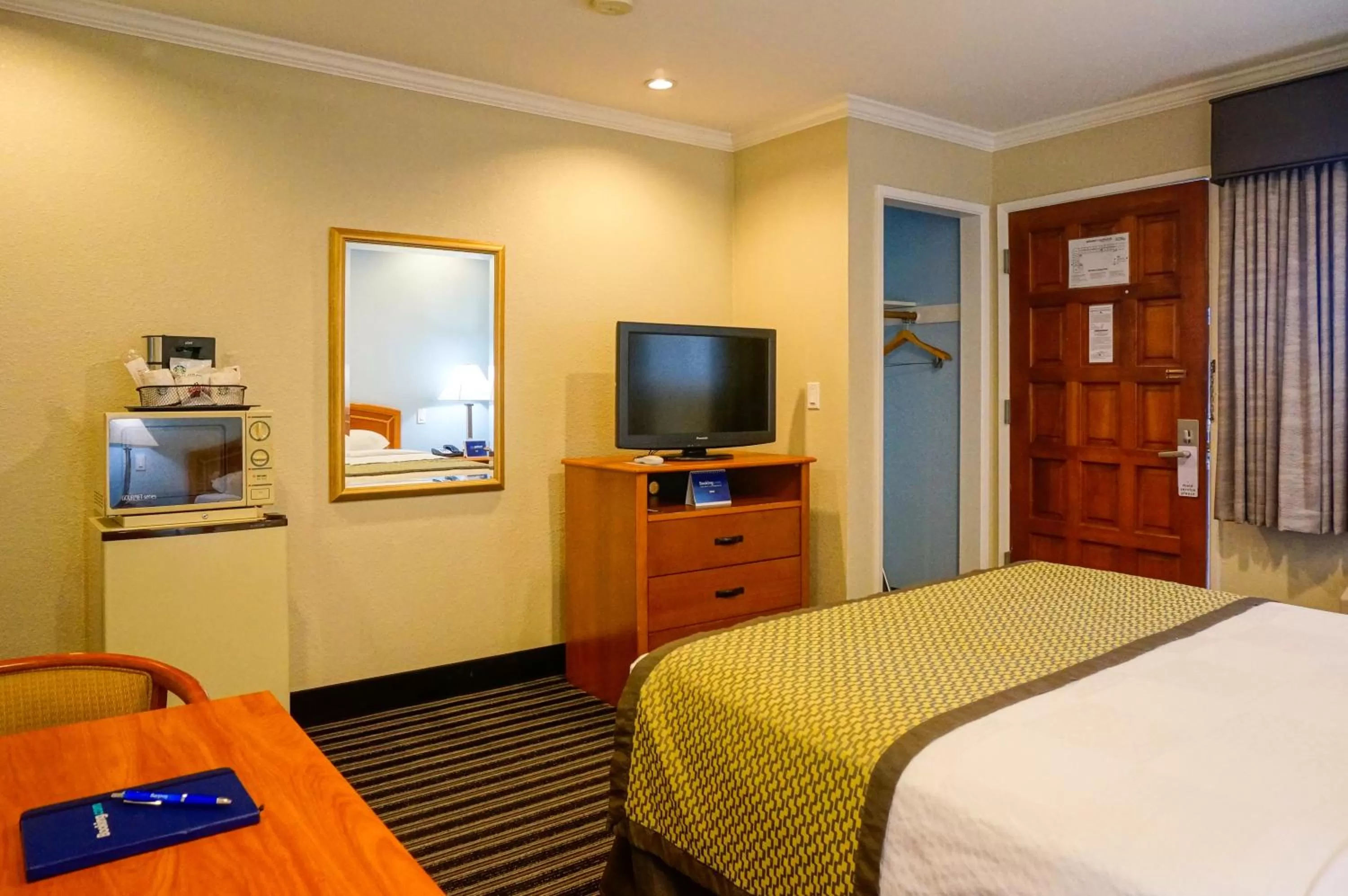 Bedroom, Bed in Hotel Parmani Near Stanford University