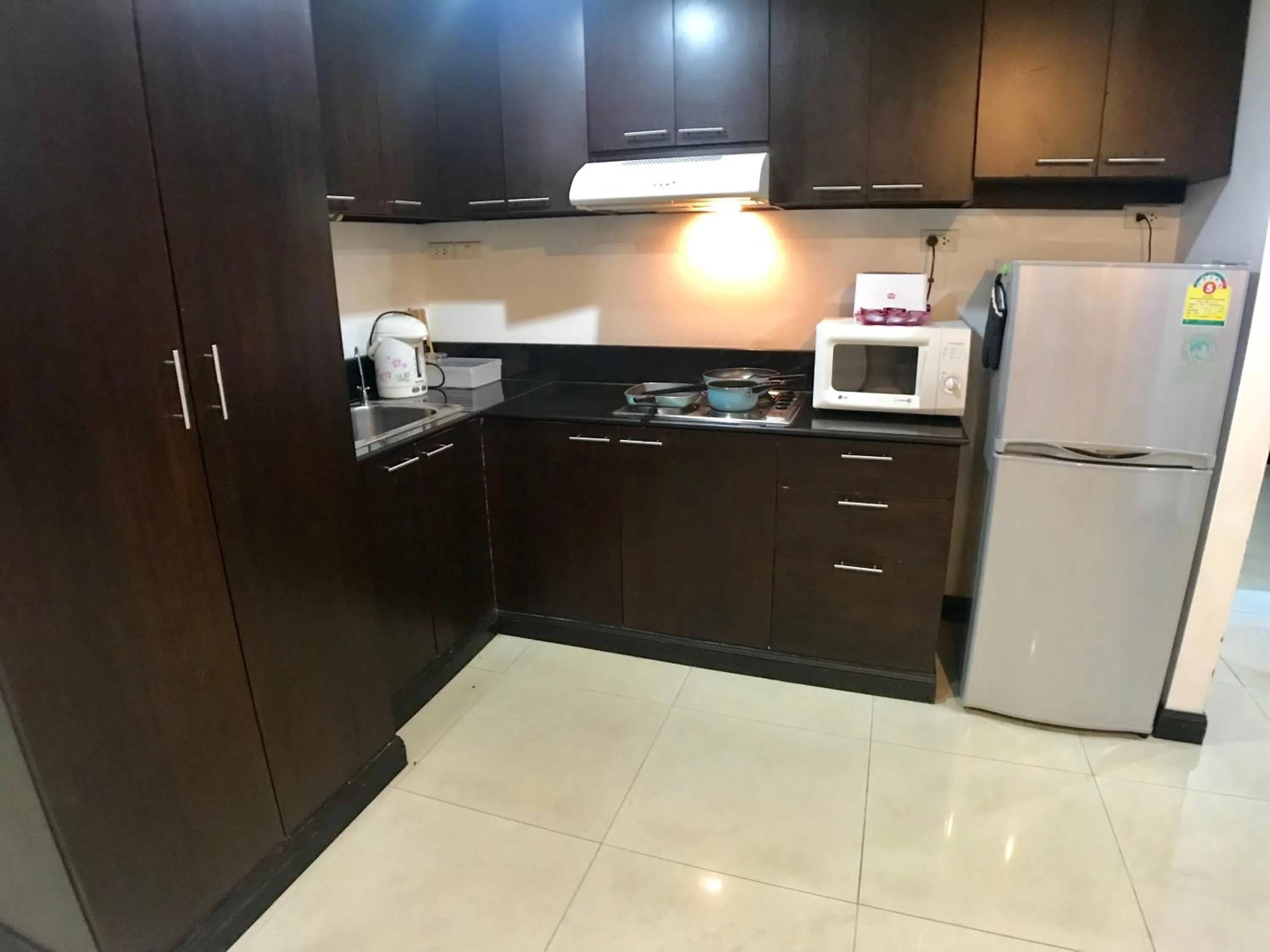 Kitchen or kitchenette, Kitchen/Kitchenette in Twin Peaks Sukhumvit Suites