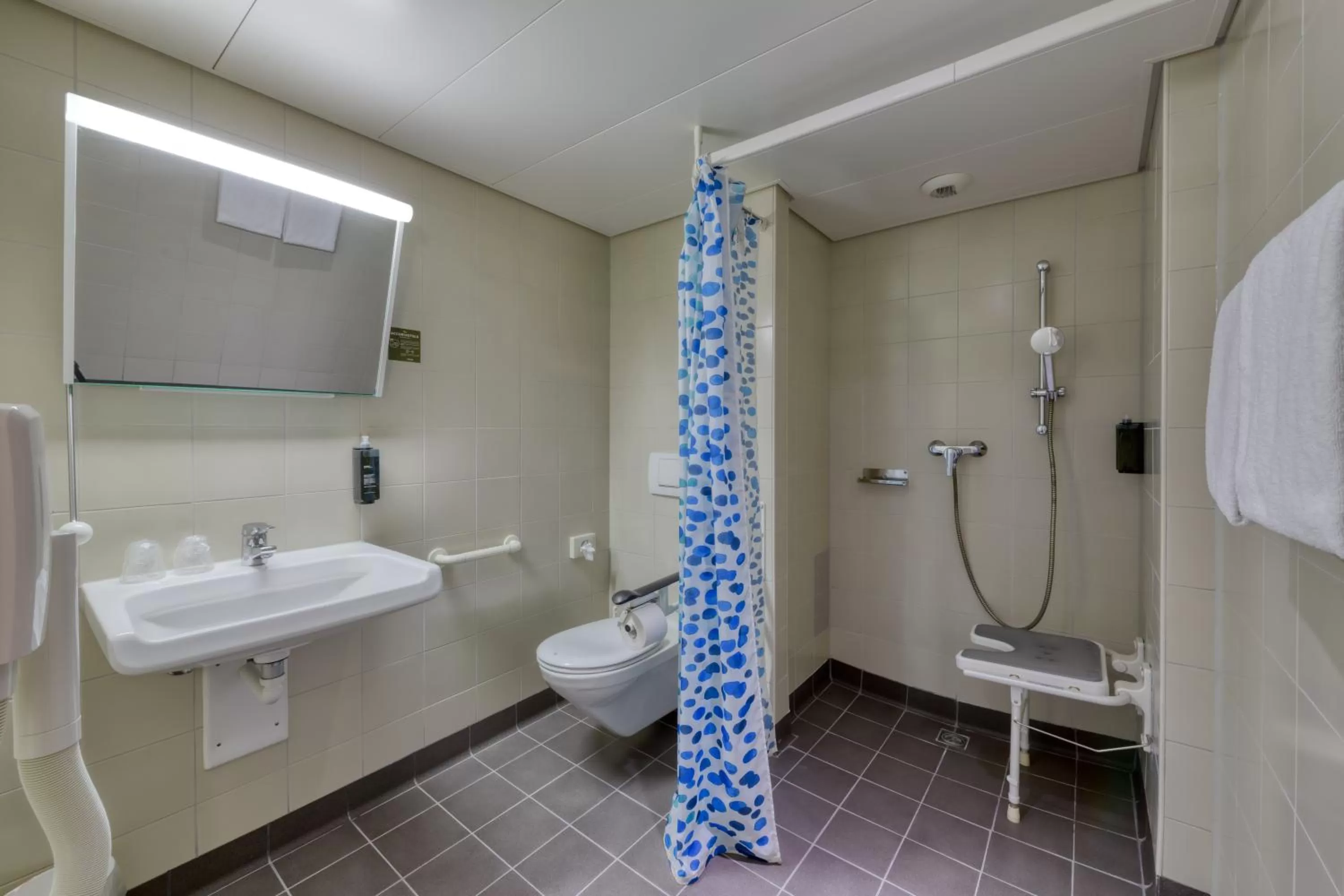 Shower in ibis Zürich City West