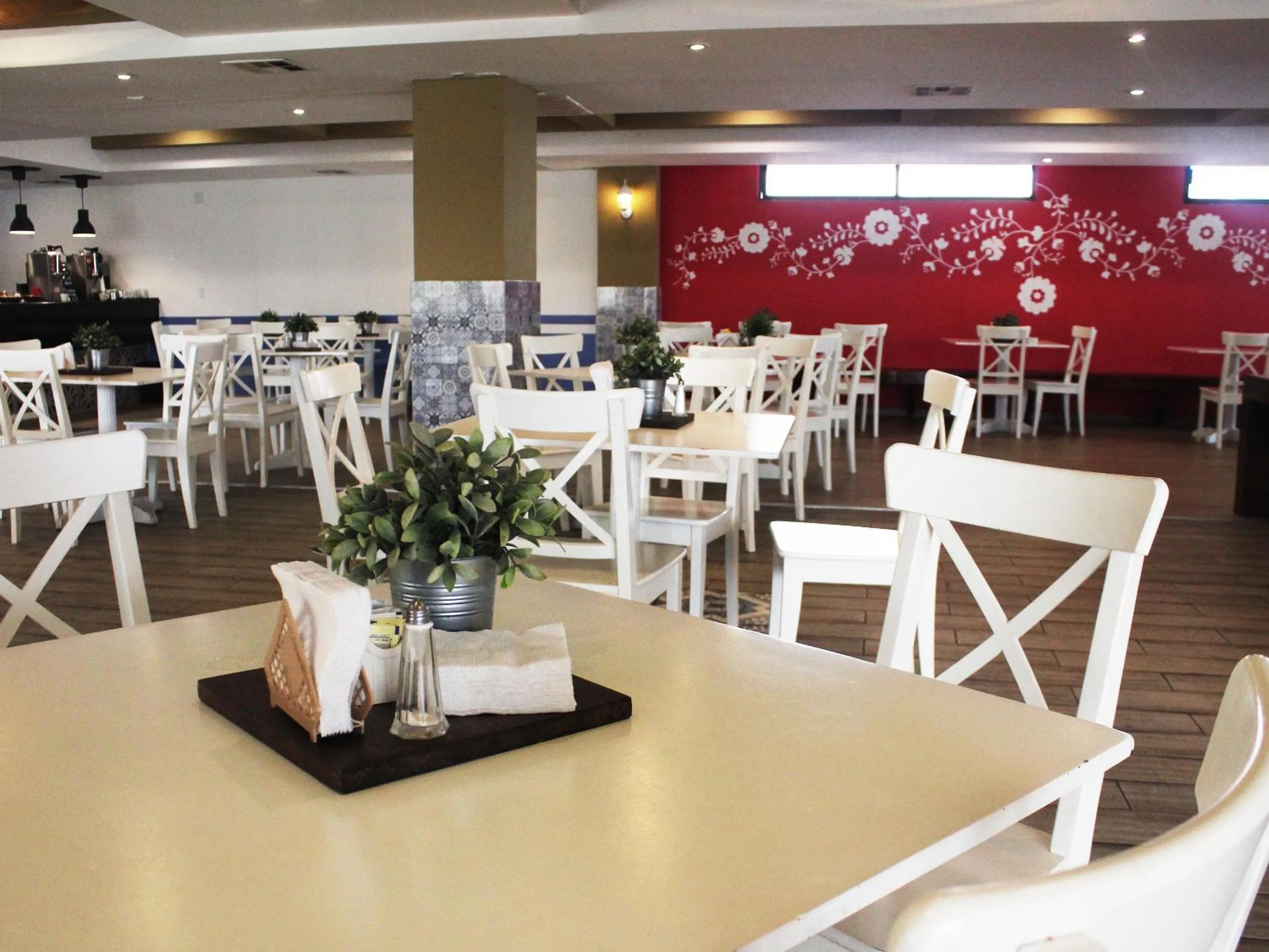 Restaurant/places to eat in Hotel Corona Plaza