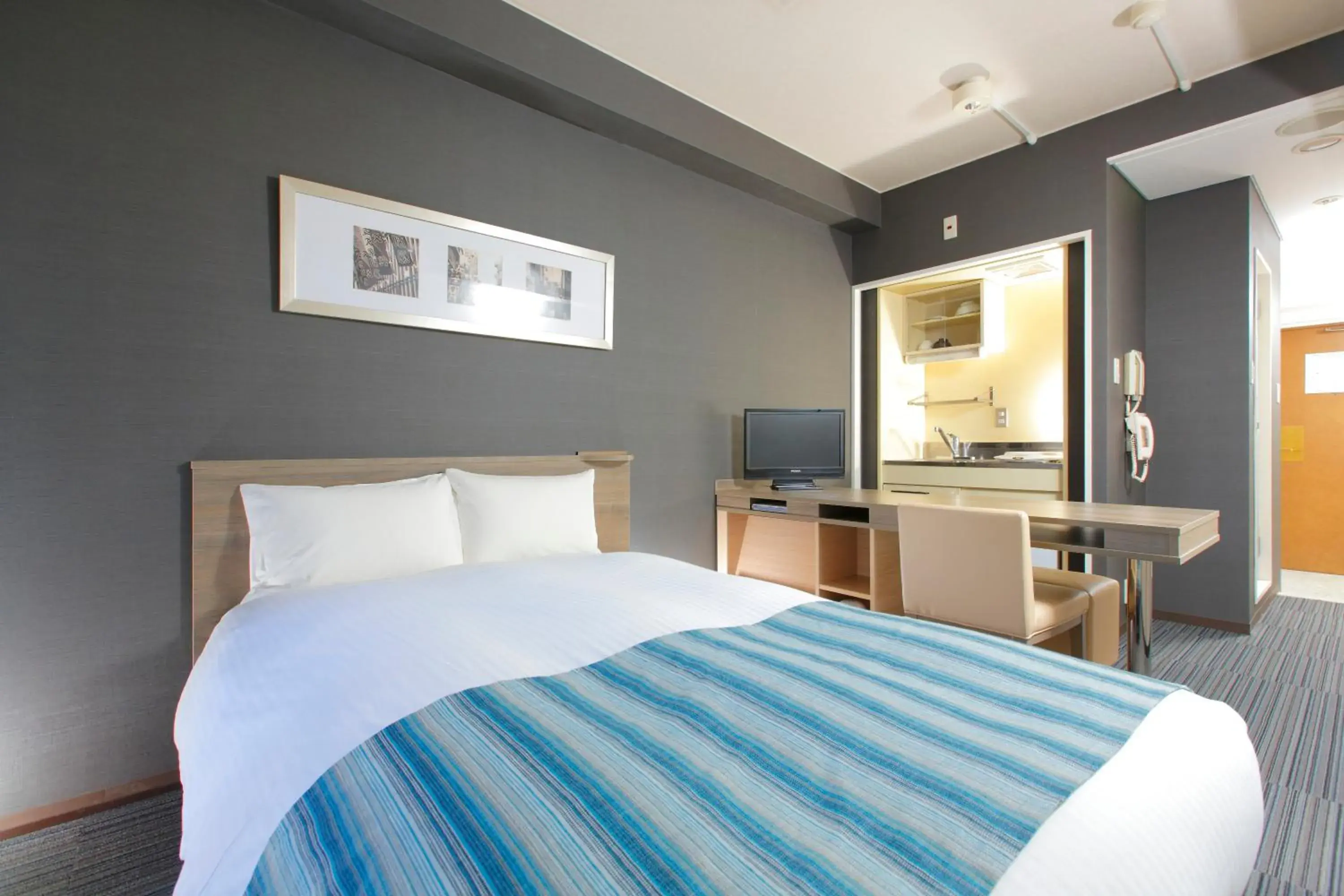 Double Room with Small Double Bed - House Keeping is Optional with Additional Cost - Non-Smoking in HOTEL MYSTAYS Otemae Double Room with Small Double Bed - House Keeping is Optional with Additional Cost - Non-Smoking in HOTEL MYSTAYS Otemae