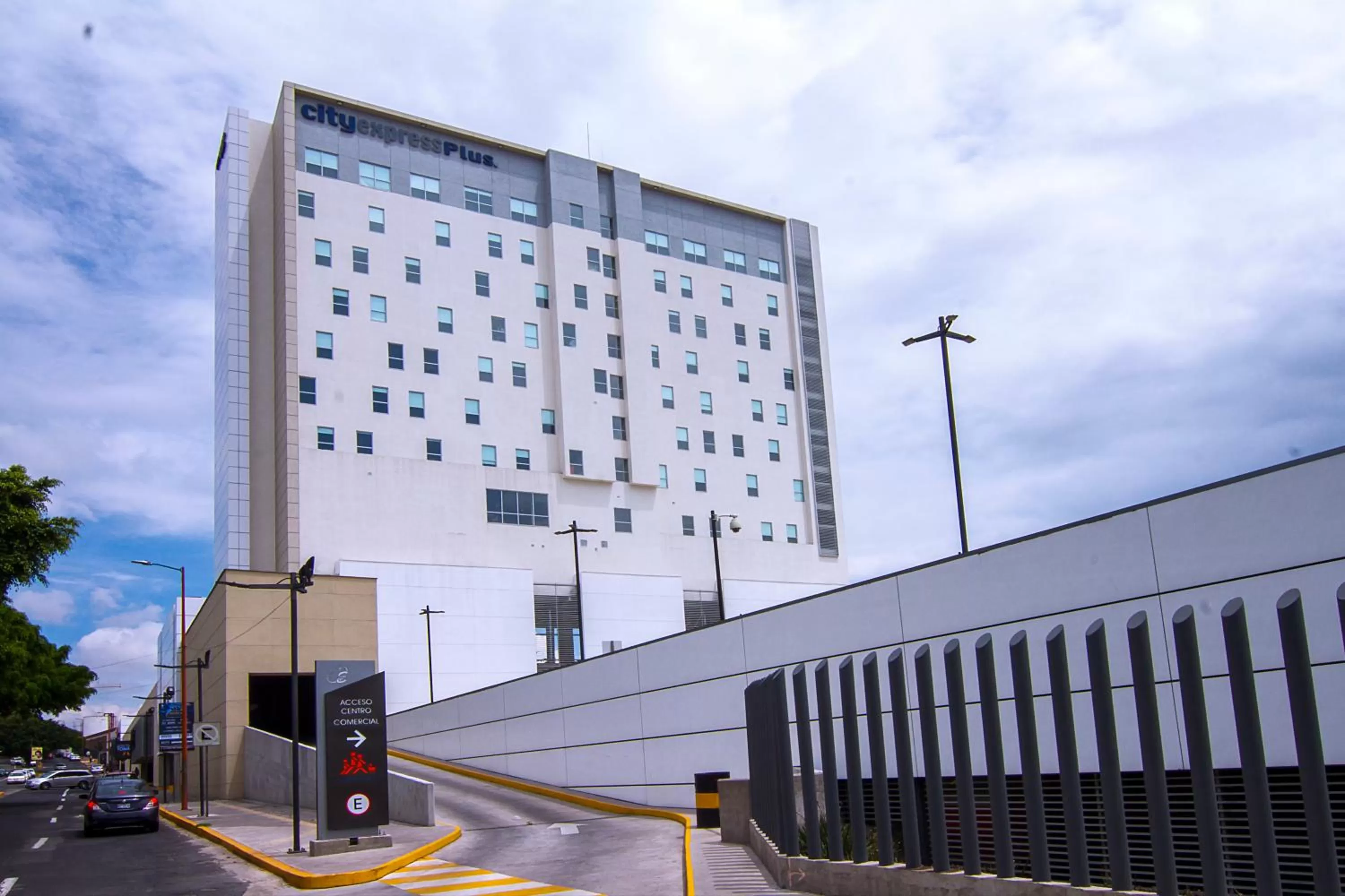 Facade/entrance in City Express Plus by Marriott Ciudad de México Mundo E