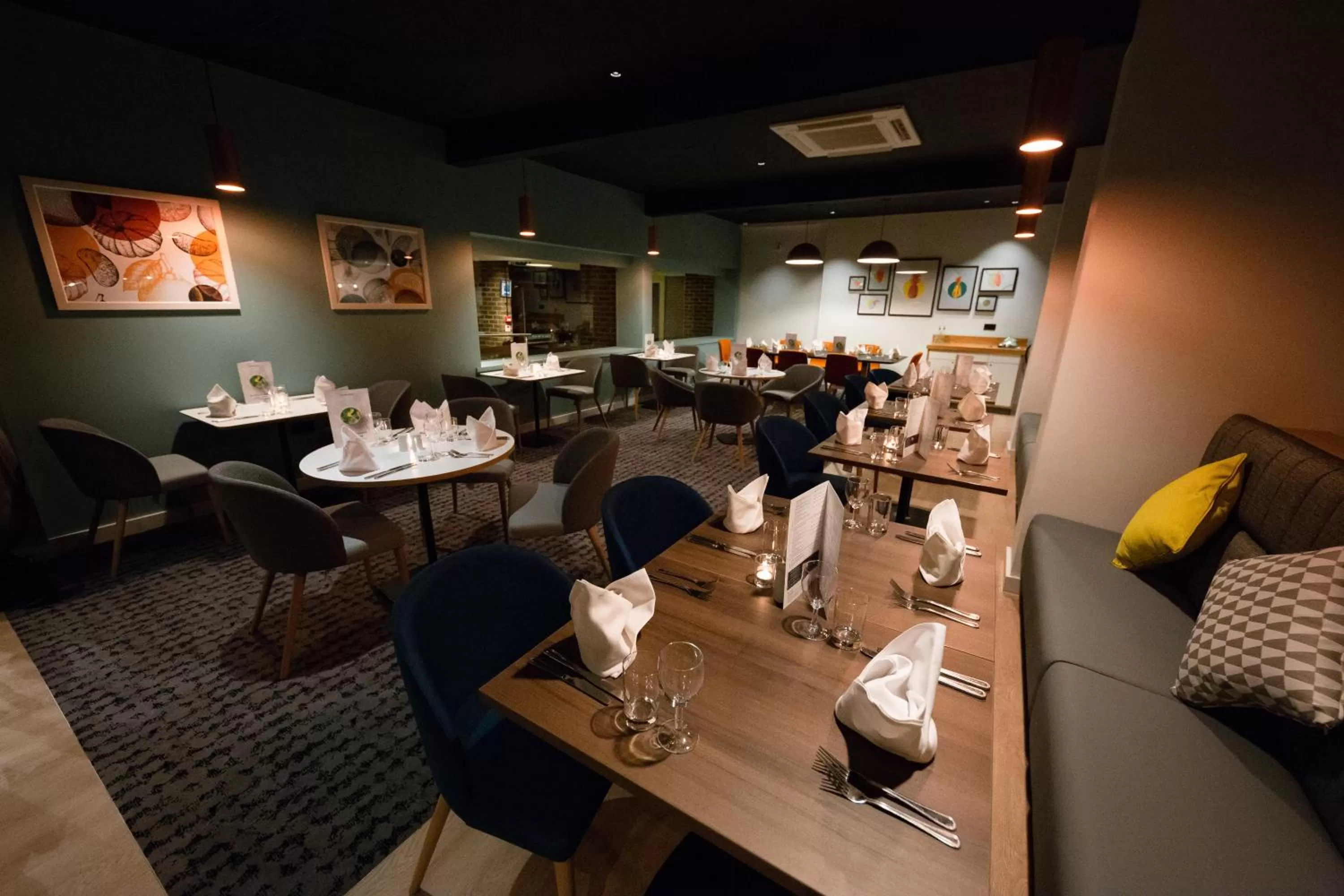 Restaurant/places to eat in Holiday Inn Newport by IHG